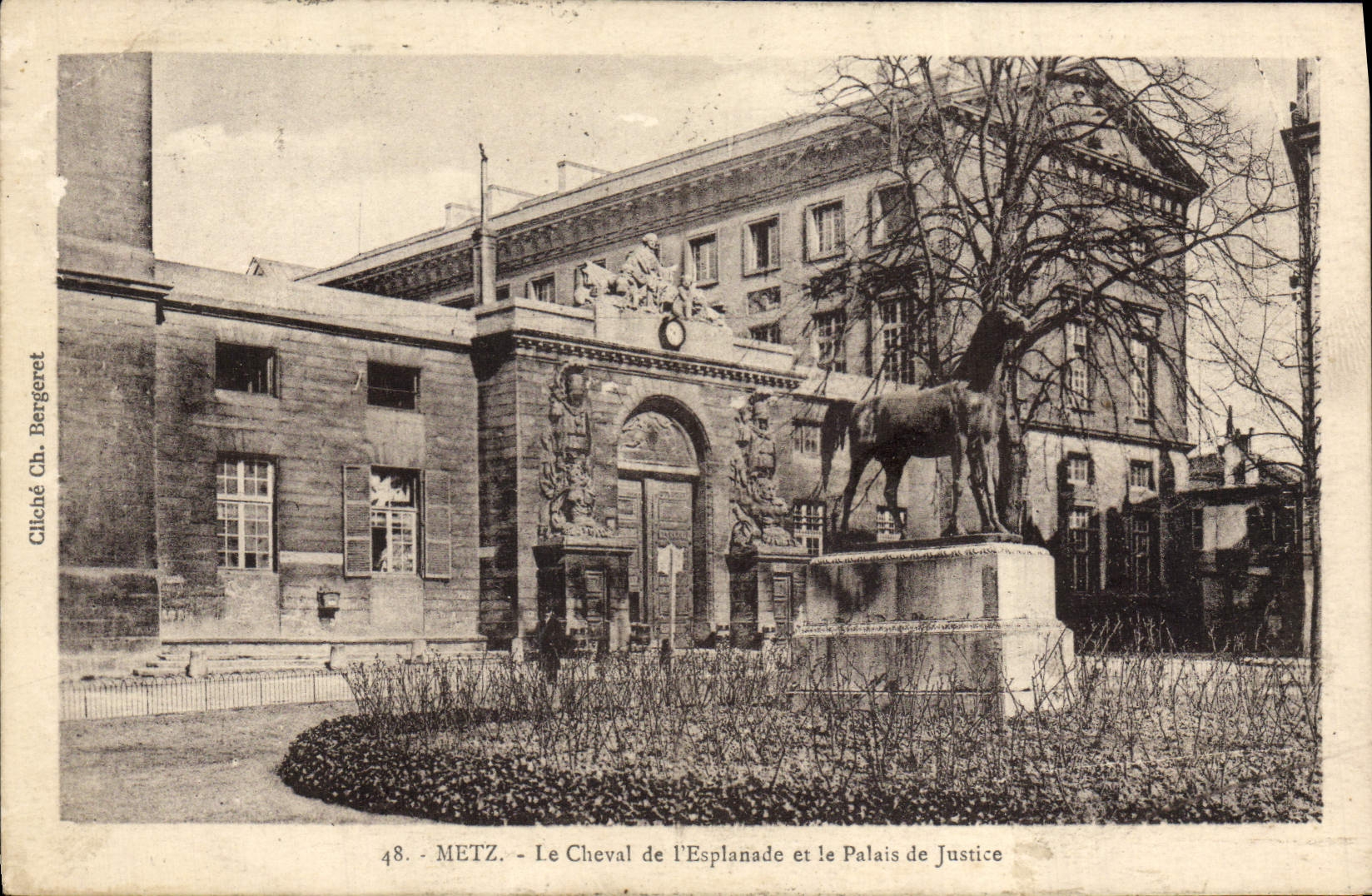 CPA Metz Le Cheval de l'Esplanade et le Palais de Justice