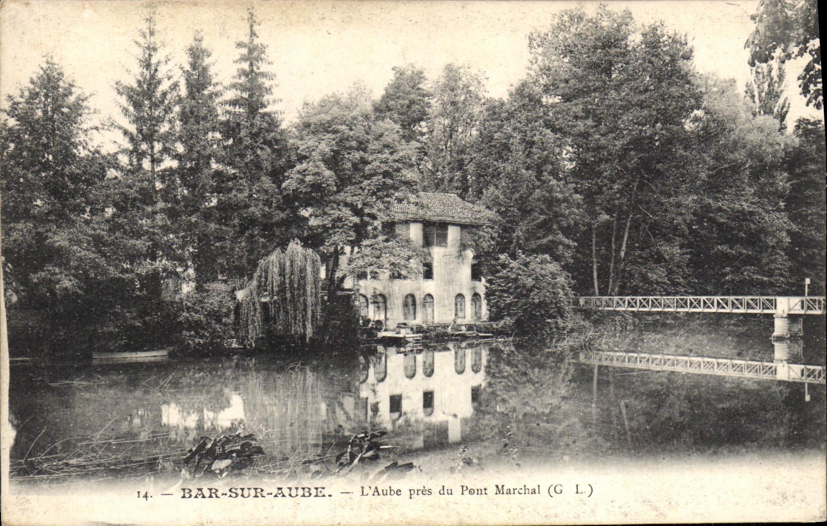 VINTAGE POSTCARD Bar On Paddle the Paddle close to the Marchat Bridge