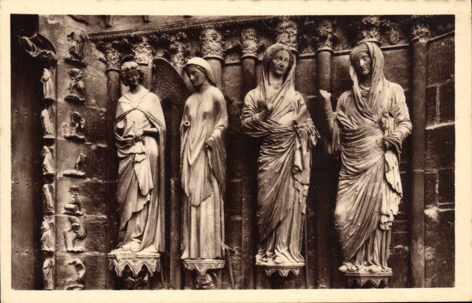 CPA Reims Cathedrale Ebrasement sud du porche central du grand portail Annonciation et Visitation