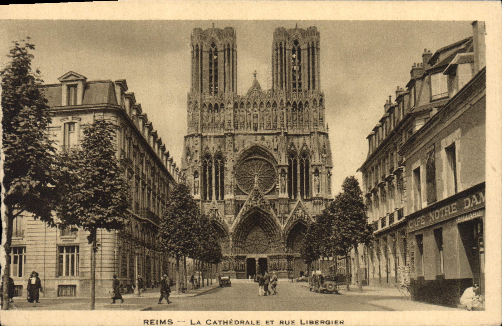 CPA Reims La Cathedrale Et Rue Libergien