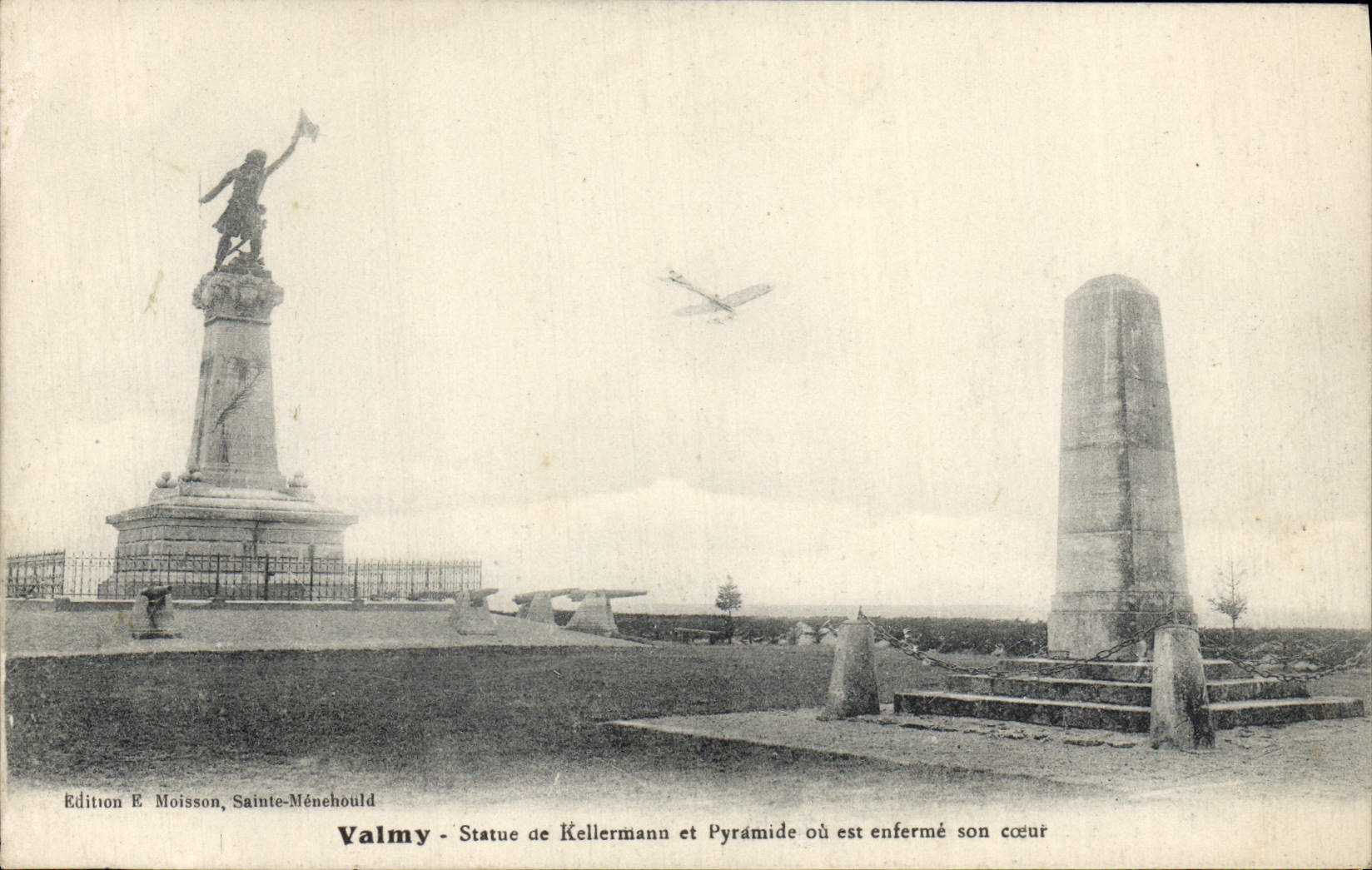 CPA Valmy Statue De Kellermann Et Pyramide Ou Est Enferme Son Coeur Avion
