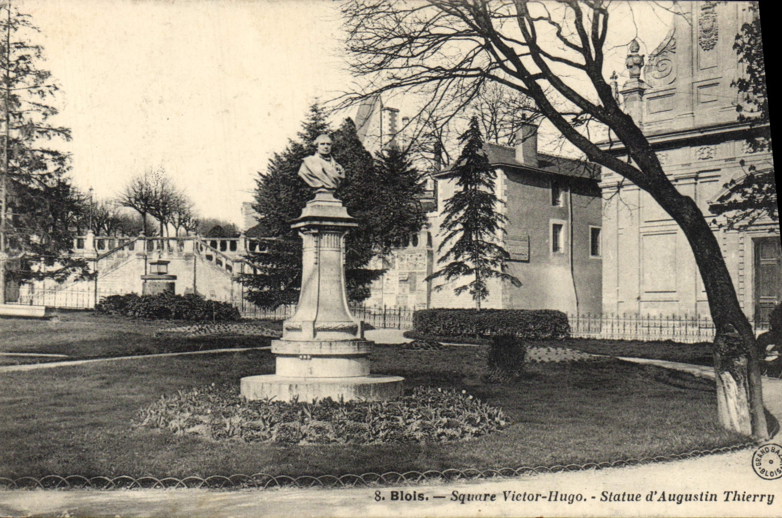 CPA Blois Square Victor Hugo Statue d'Augustin Thierry