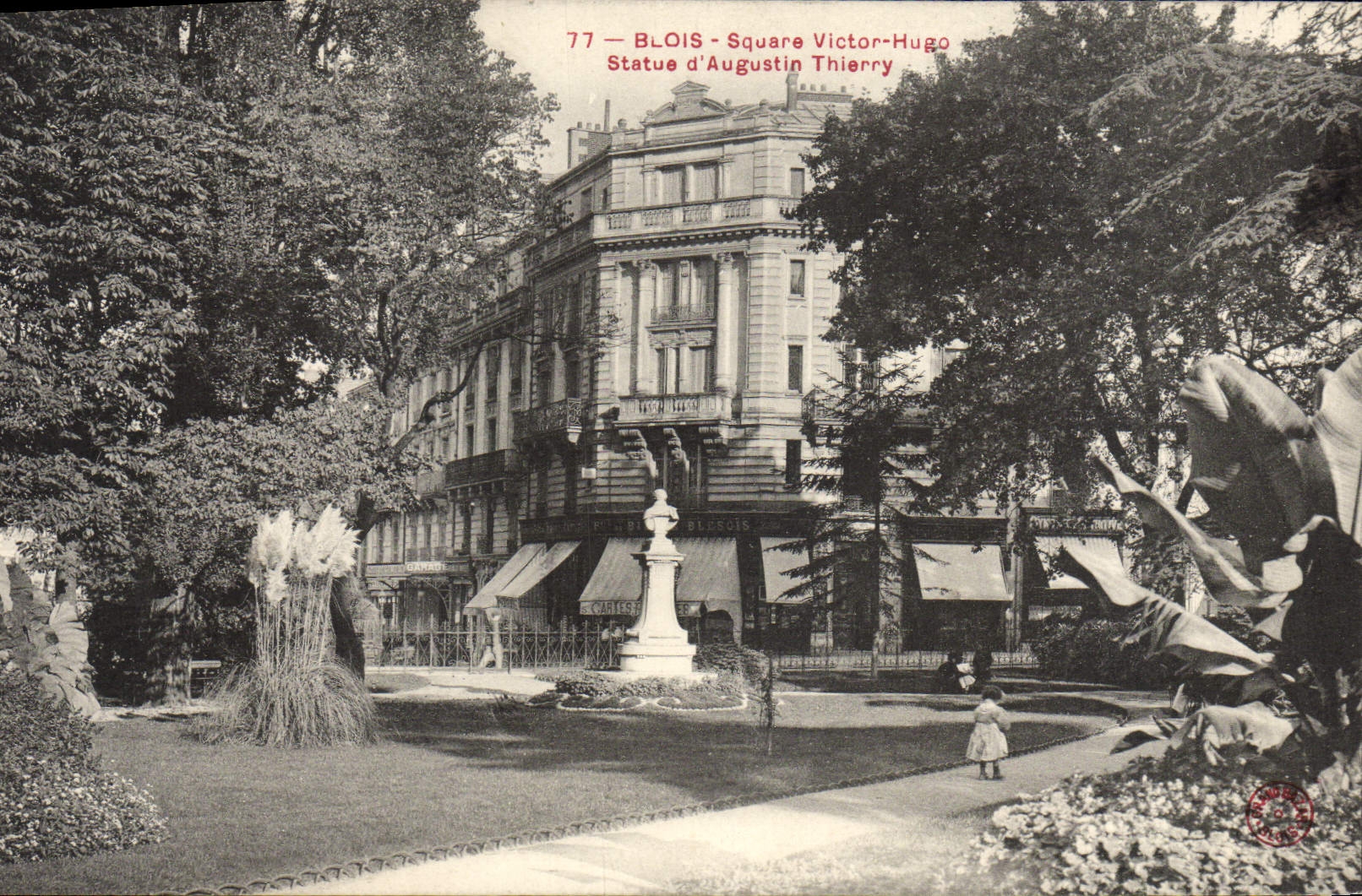 CPA Blois Square Victor Hugo Statue d'Augustin Thierry