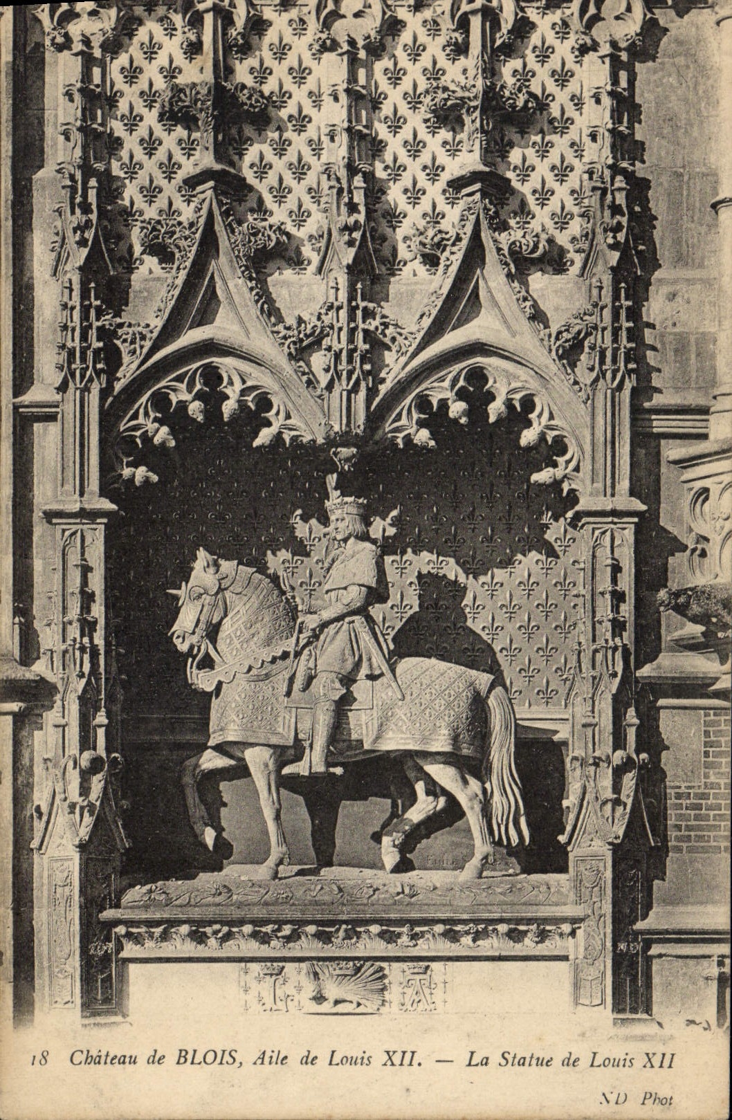 CPA Blois Aile De Louis XII La statue de Louis XII