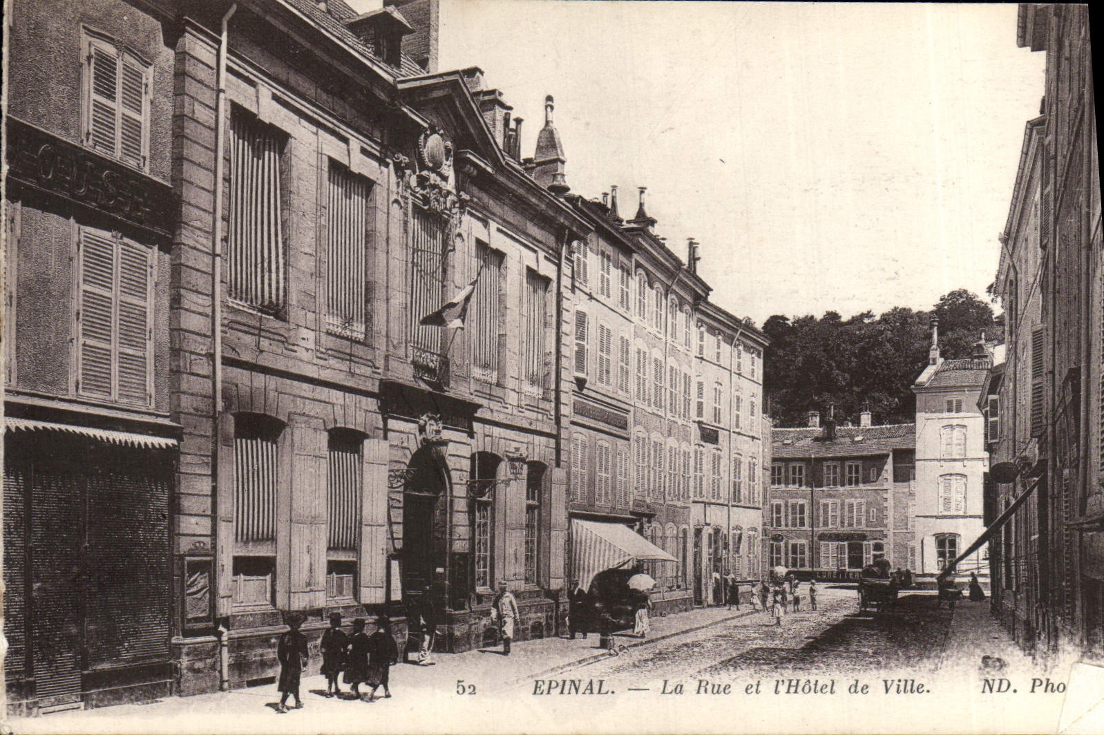 VINTAGE POSTCARD Epinal the Street And I' Town hall
