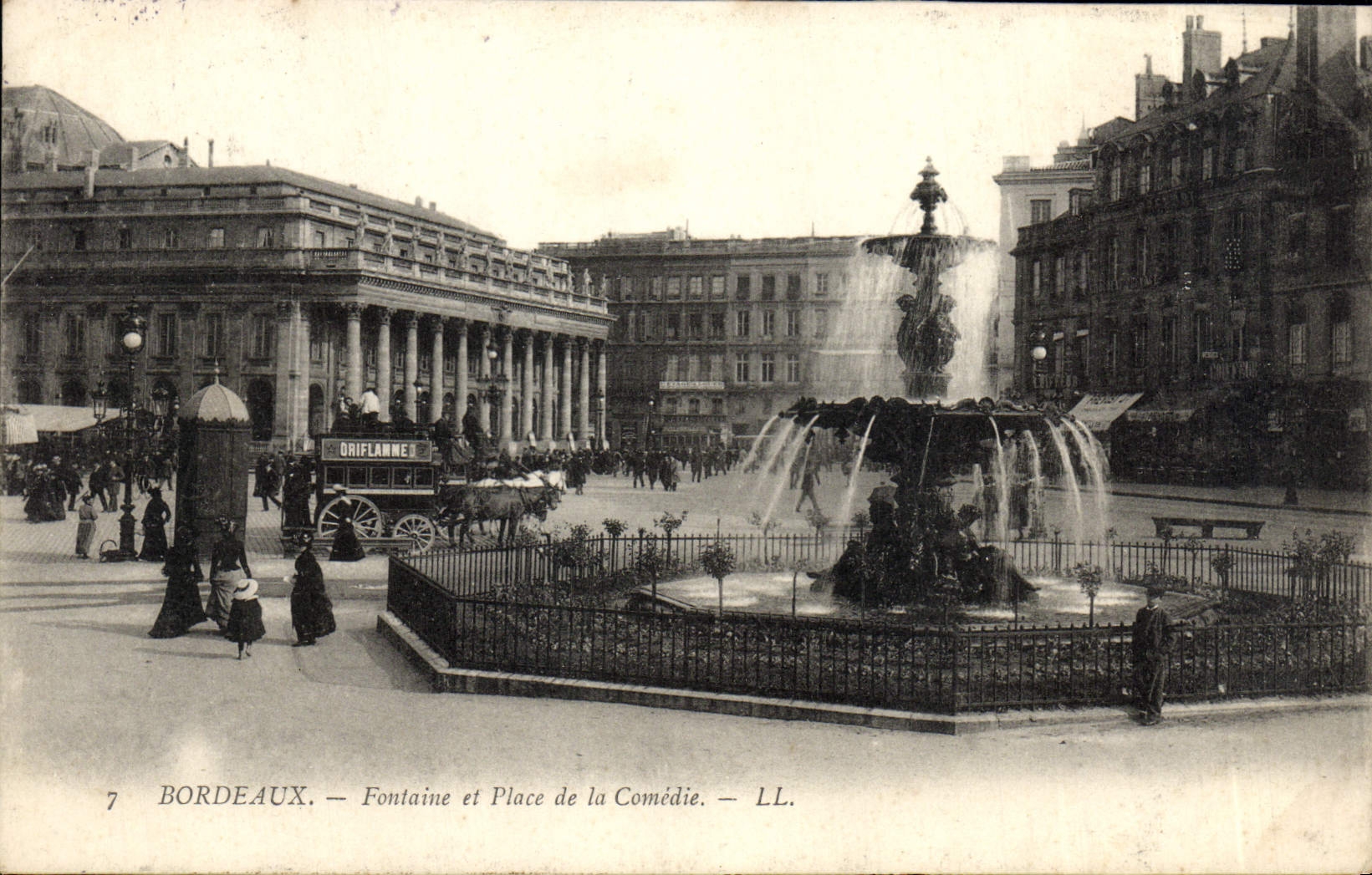 CPA Bordeaux Fontaine Et Place De La Comedie