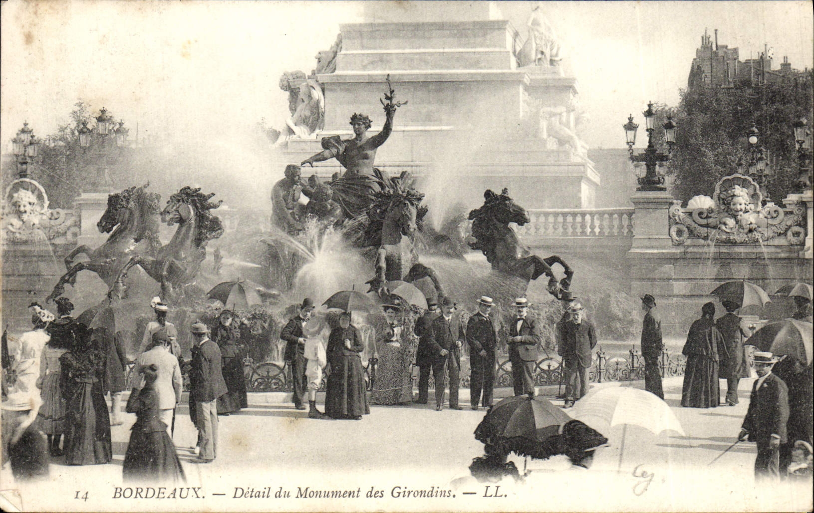 CPA Bordeaux Detail Du Monument Des Girondins