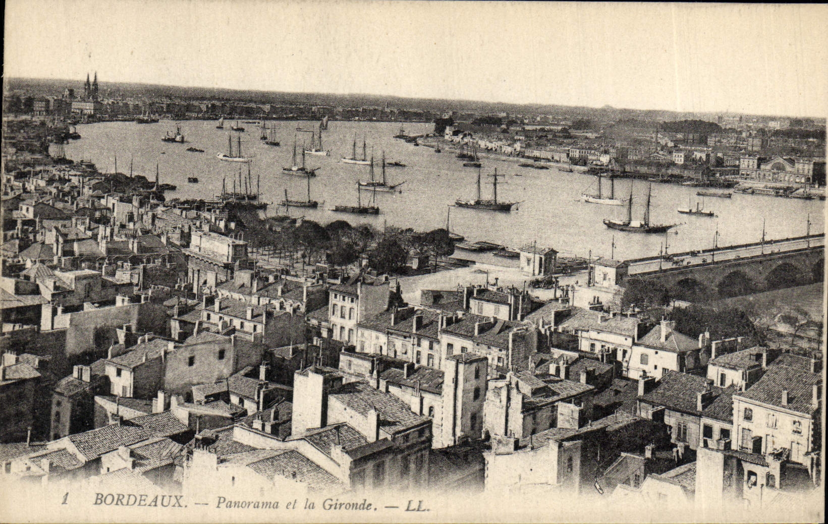 CPA Bordeaux Panorama Et La Gironde