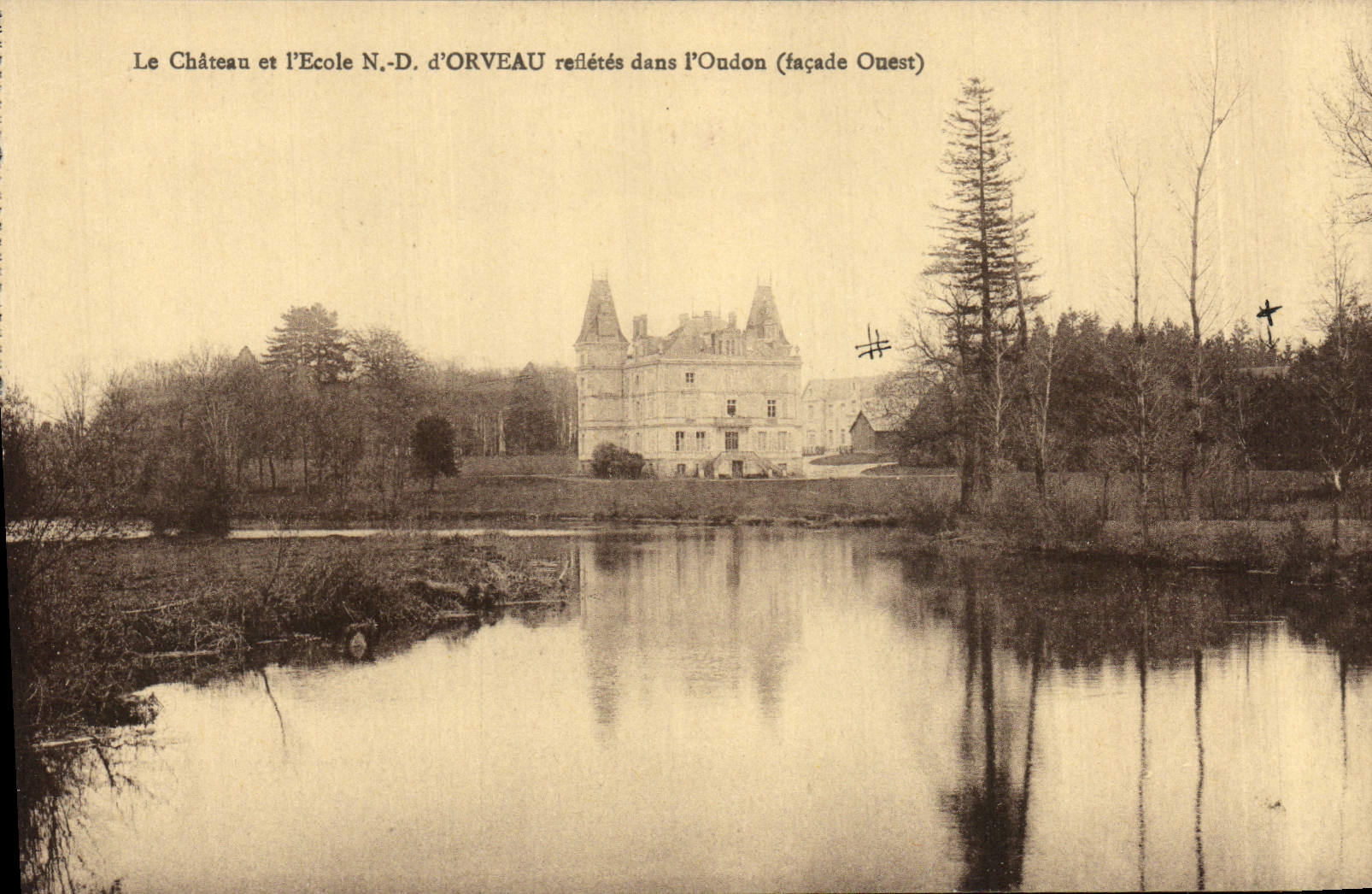 CPA Le Chateau Et I'Ecole ND d'Orveau refletees dans l'Oudon 