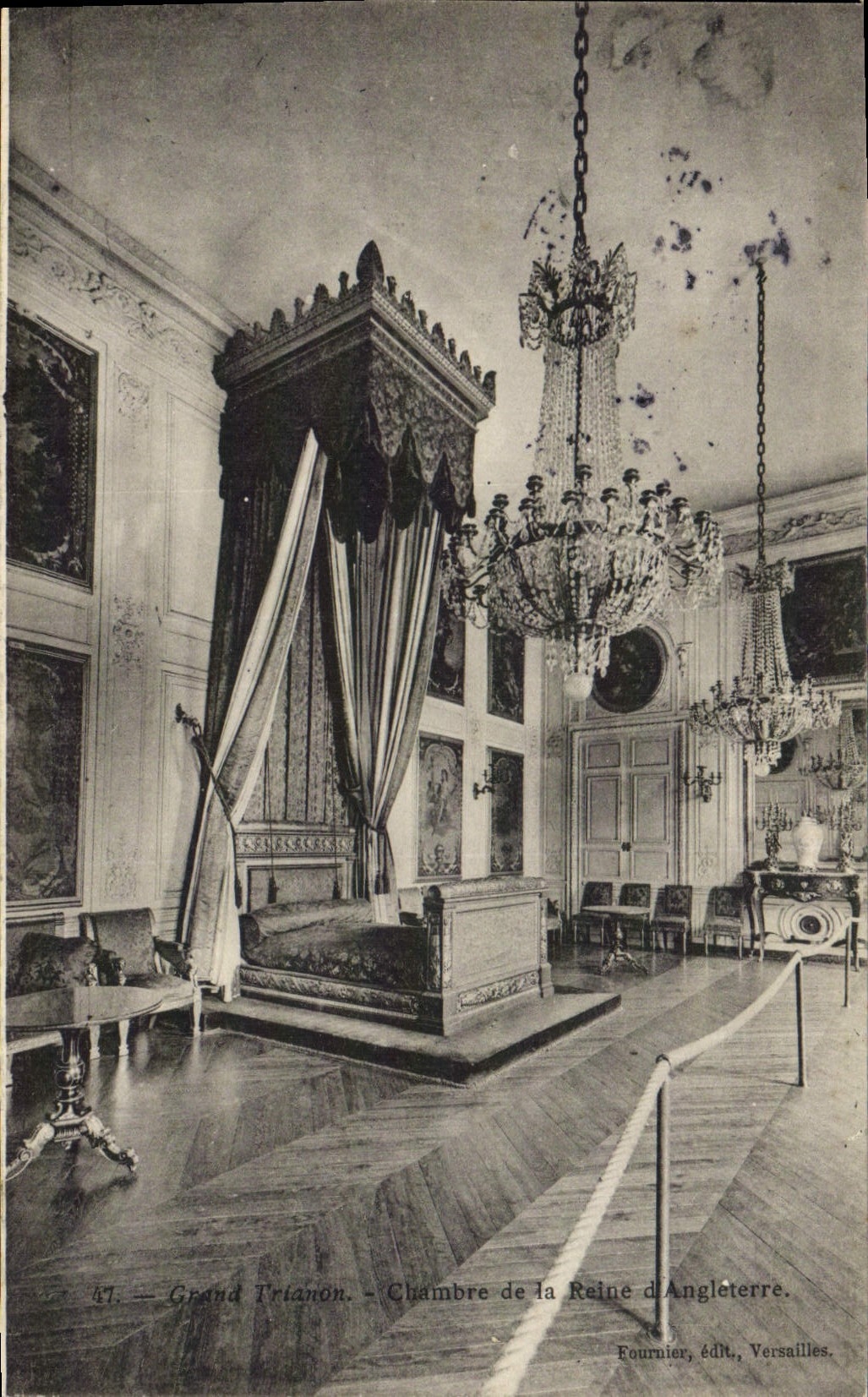 VINTAGE POSTCARD Large Trianon Room Of the Queen of England