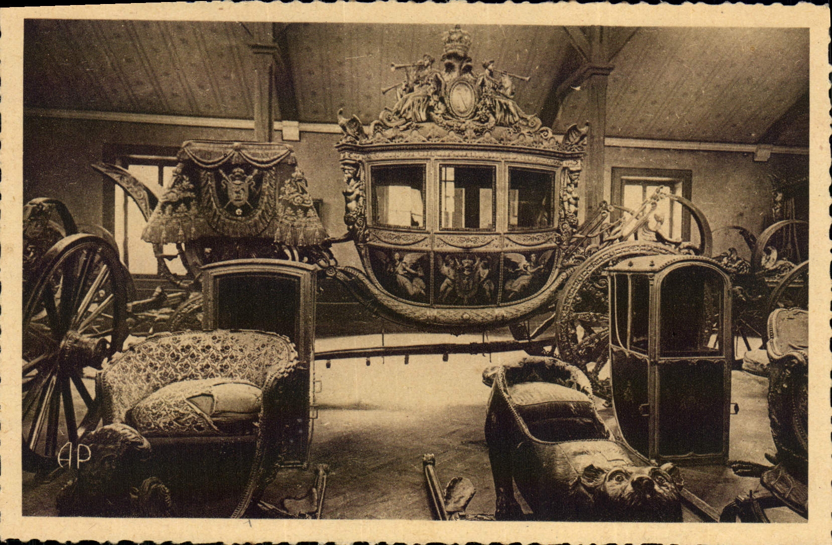 VINTAGE POSTCARD Versailles Conveys