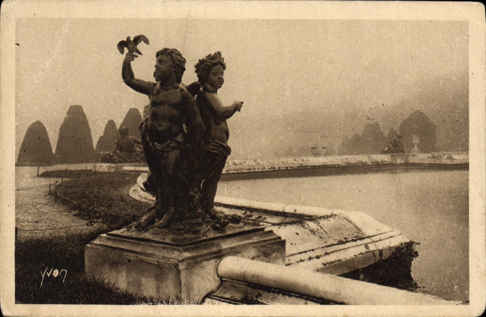 VINTAGE POSTCARD Versailles Castle Floor of water Groups children