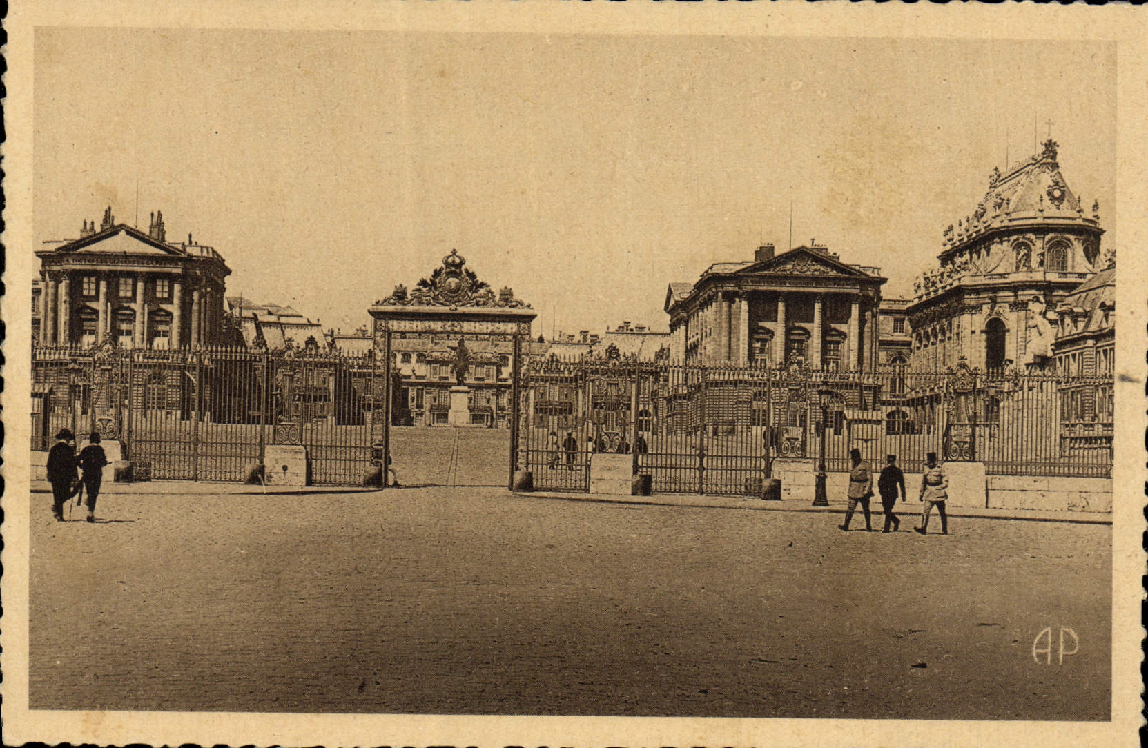 VINTAGE POSTCARD Versailles Entered of the Castle and the vault