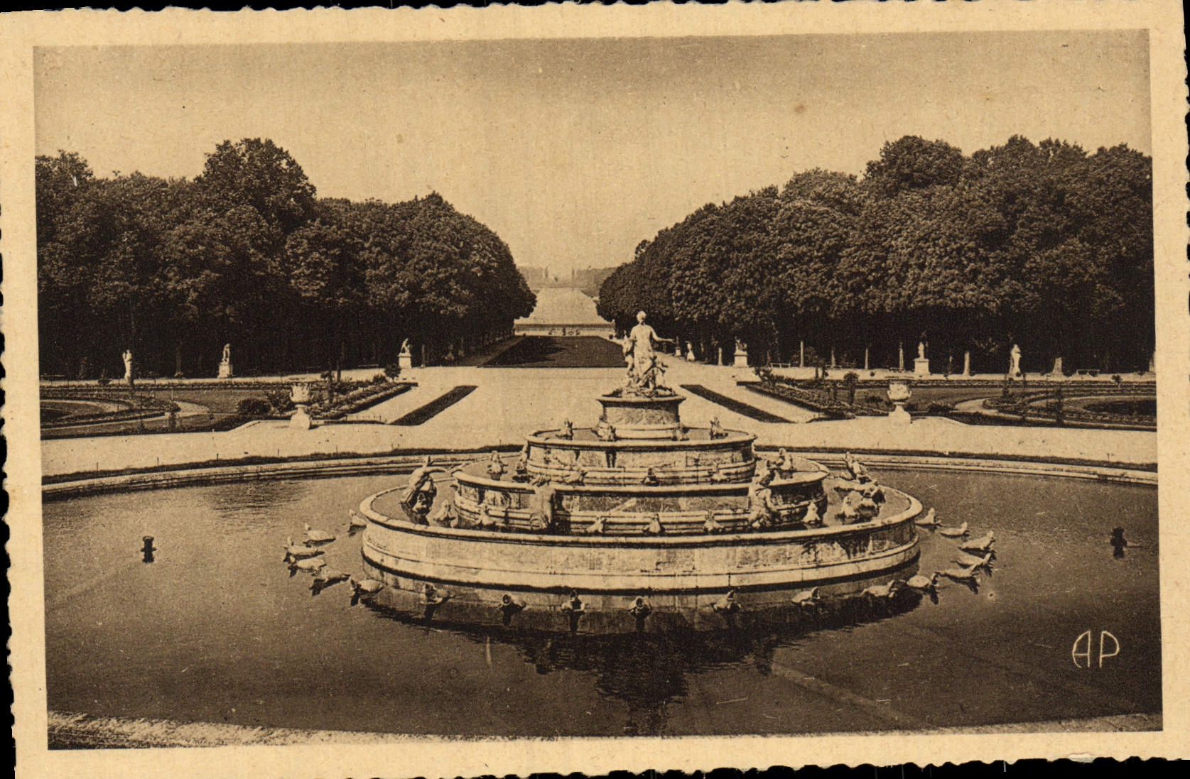 VINTAGE POSTCARD Versailles the basin of Latone green Carpet and the large basin