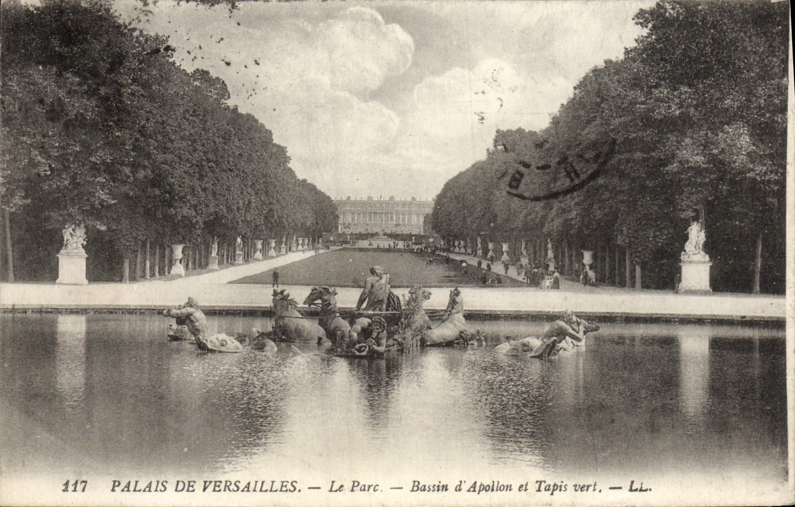 VINTAGE POSTCARD Palate Of Versailles the Park Basin of Apollo and green carpet