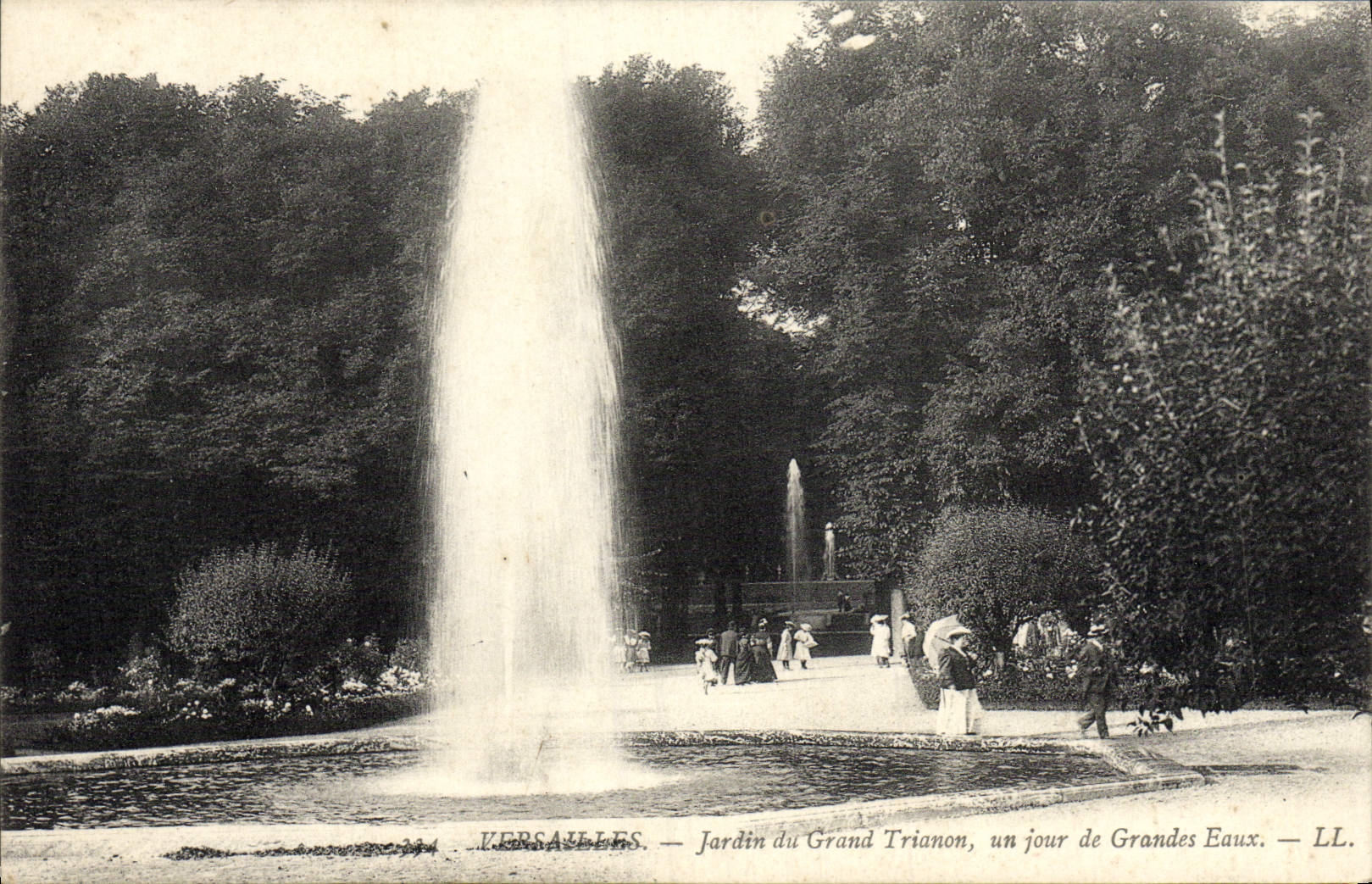 VINTAGE POSTCARD Versailles Garden of Large Trianon one Day of large water