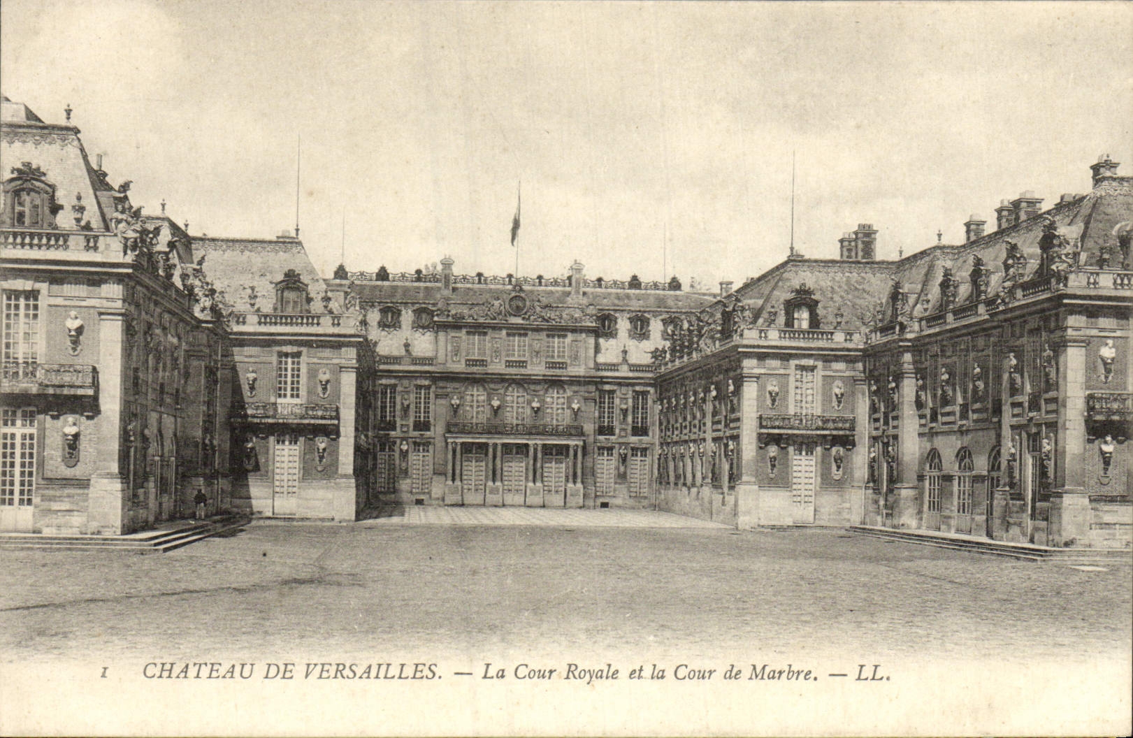VINTAGE POSTCARD Versailles Castle Of the Royal Court and the Court of Marhre
