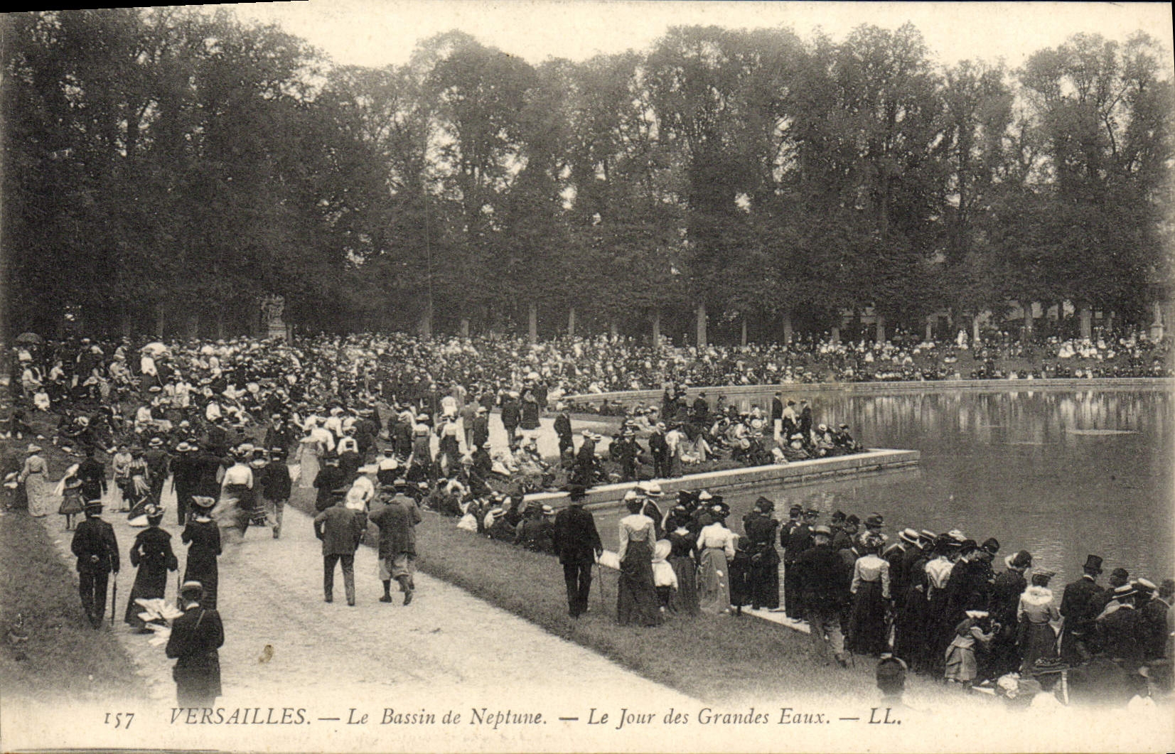 VINTAGE POSTCARD Versailles the Basin of Neptune the Day of Large Water