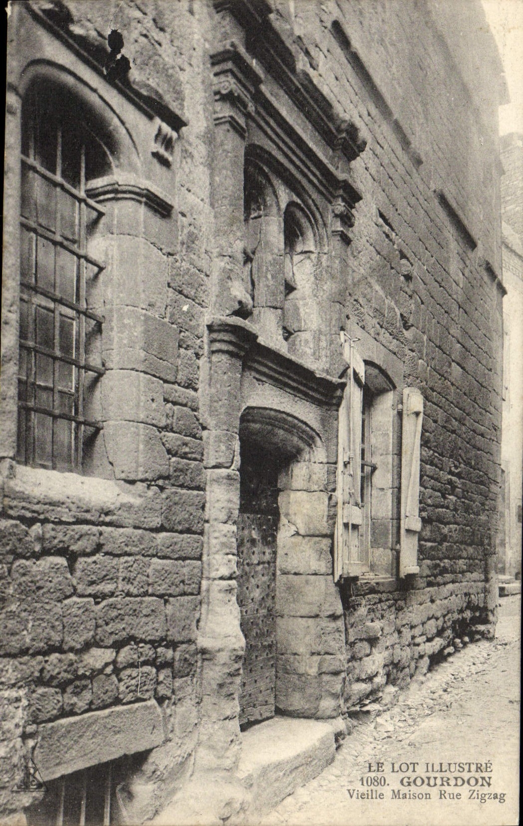 VINTAGE POSTCARD Gourdon Old woman House Street Zigzag