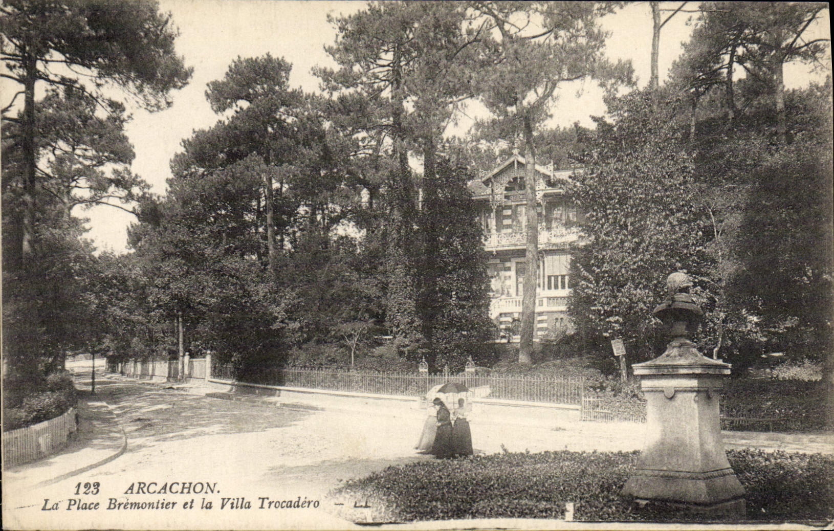 CPA Arcachon La Place Bremontier et la Villa Trocadero