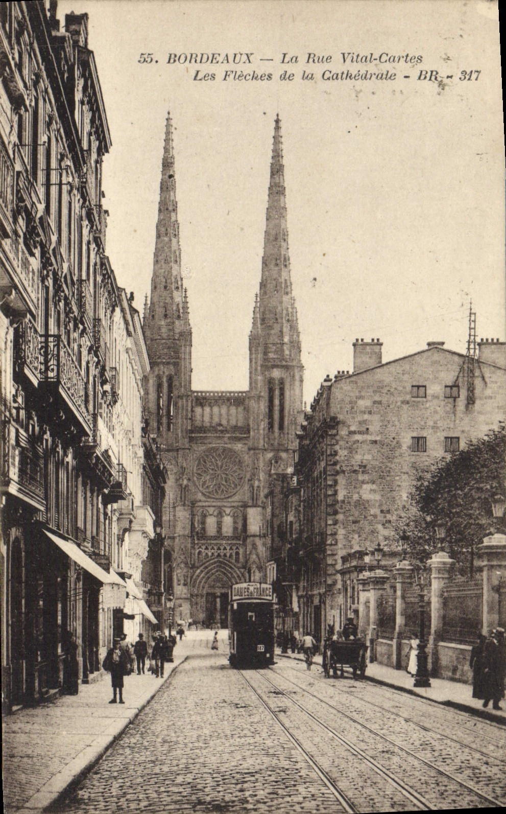 CPA Bordeaux La Rue Vital Cartes Les fleches de la cathedrale