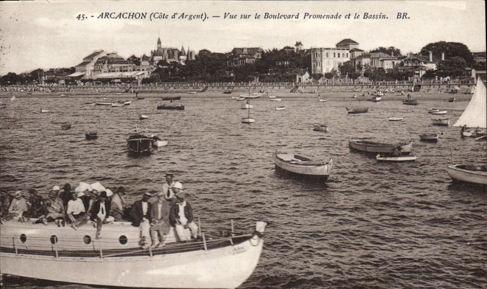 CPA Arcachon Vue sur le Boulevard Promenade et le Bassin Bateau