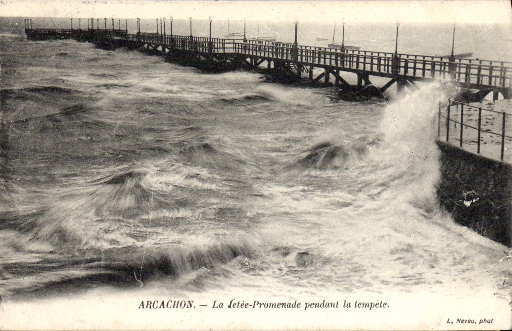 CPA Arcachon La Jetee Promenade Pendant la Tempete