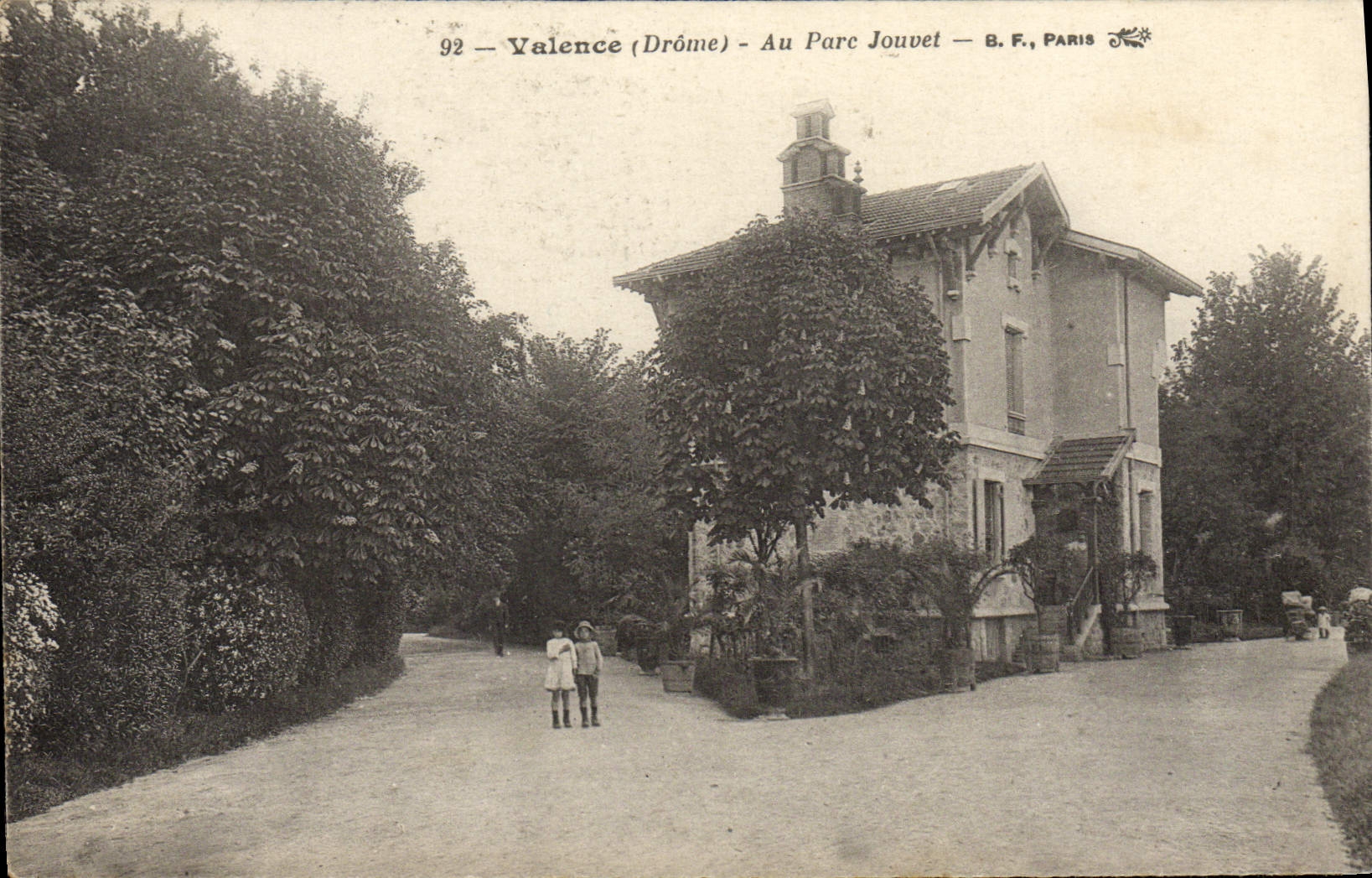 Valencia de la POSTAL de la VENDIMIA con los niños de Jouvet del parque