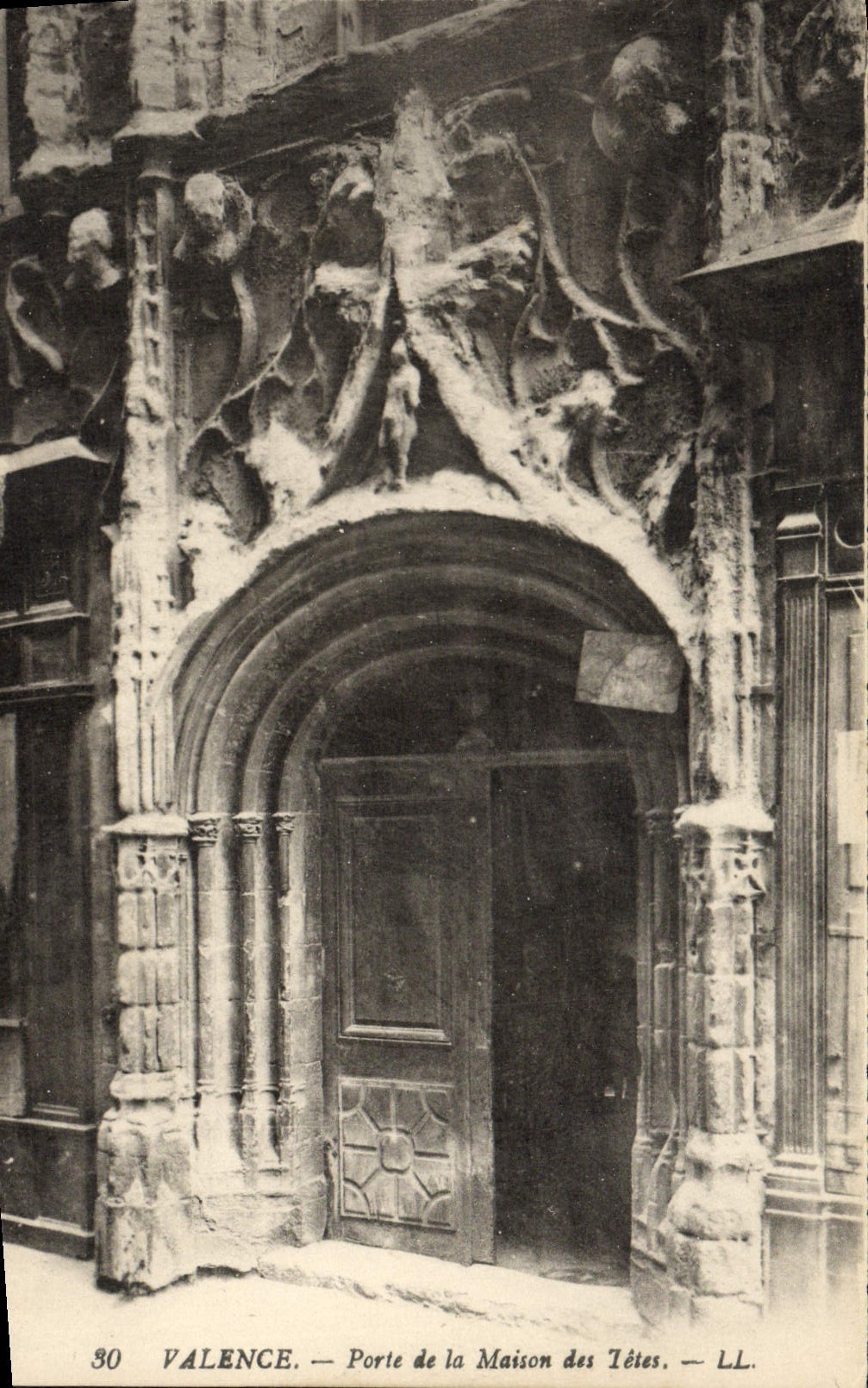 La valencia de la POSTAL de la VENDIMIA lleva la casa de las cabezas