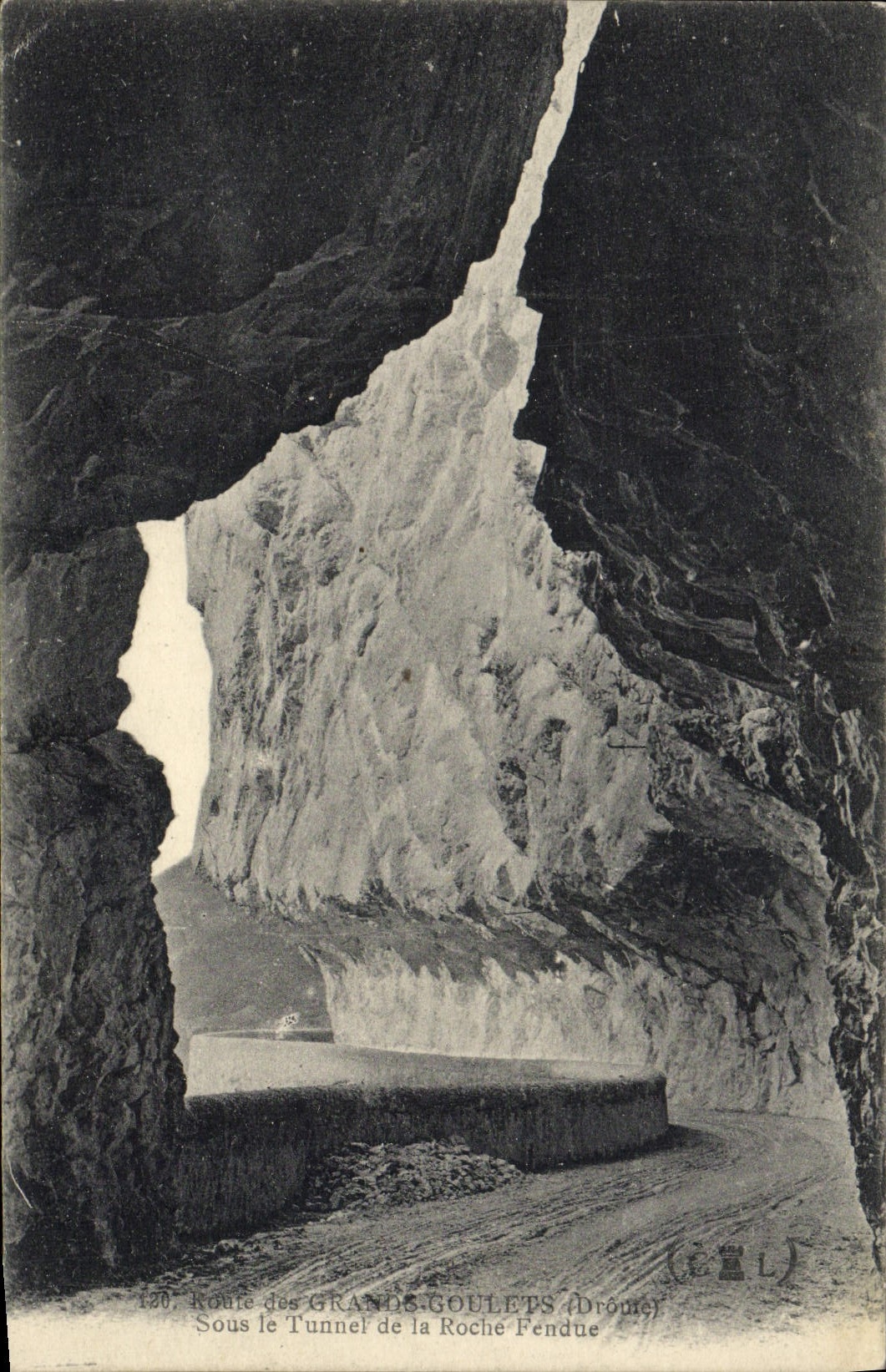 VINTAGE POSTCARD Road of the Great Narrow parts Under the tunnel of the split rock