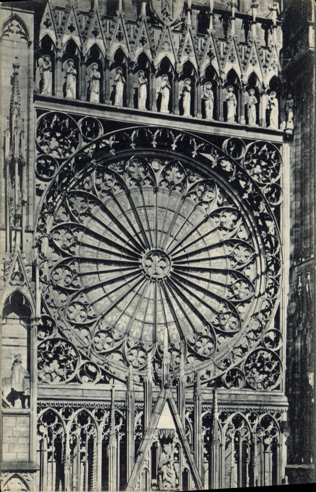 POSTAL Estrasburgo de la VENDIMIA el rosetón de la catedral