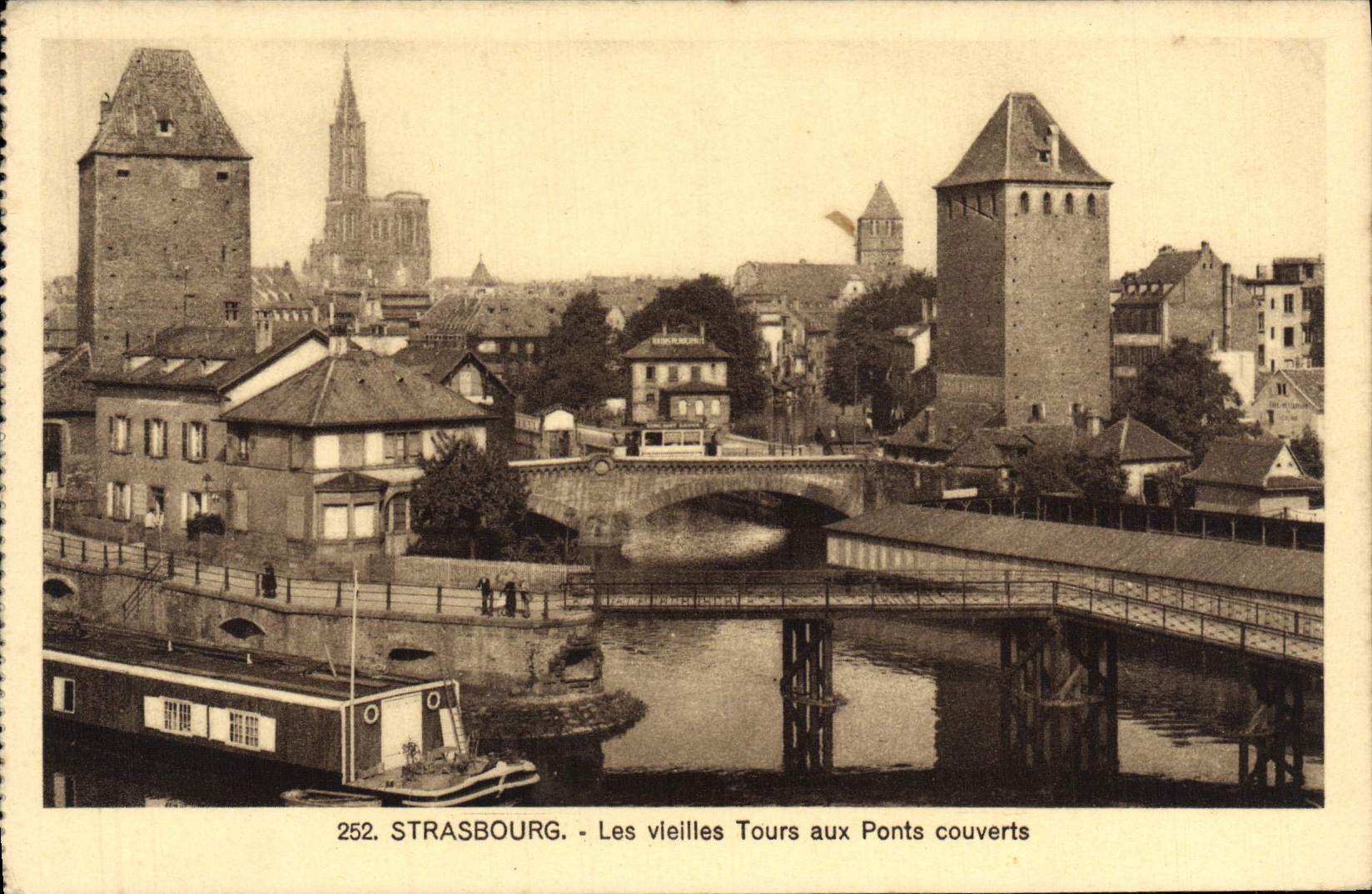 Las mujeres mayores de Estrasburgo de la POSTAL de la VENDIMIA viajan con la lancha a remolque del barco de los puentes cubiertos