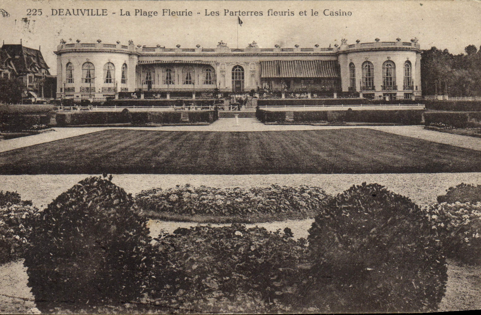 La POSTAL Deauville de la VENDIMIA la playa florecida floreció los pisos y el casino