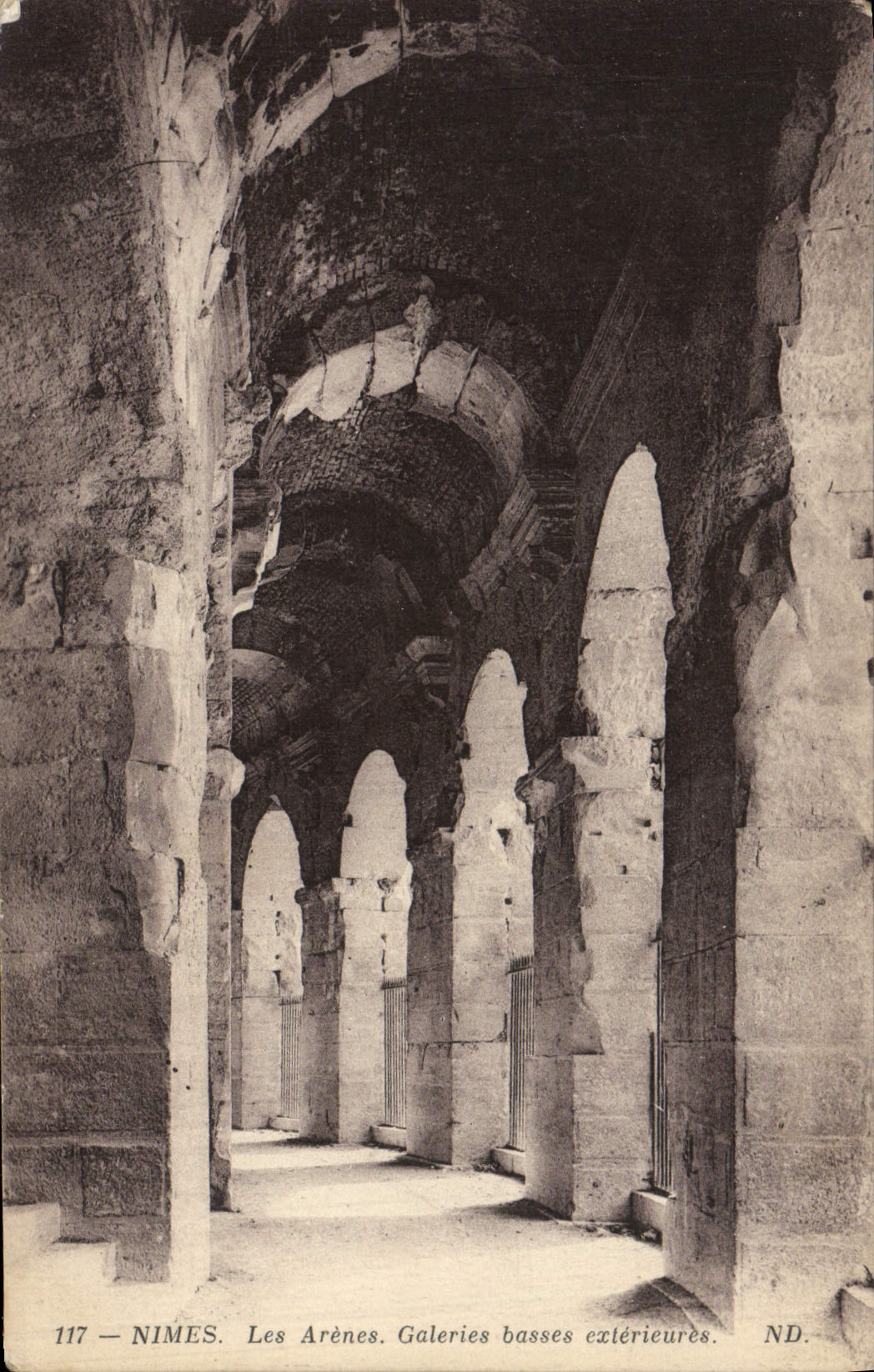 CPA Nimes Les Arenes Galeries basses exterieures