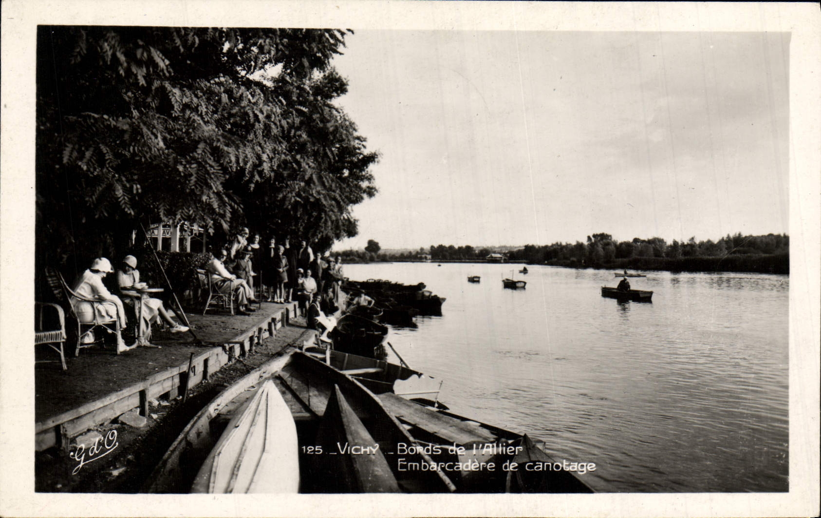 VINTAGE POSTCARD Vichy Edges of Allier the Landing stage of canoeing