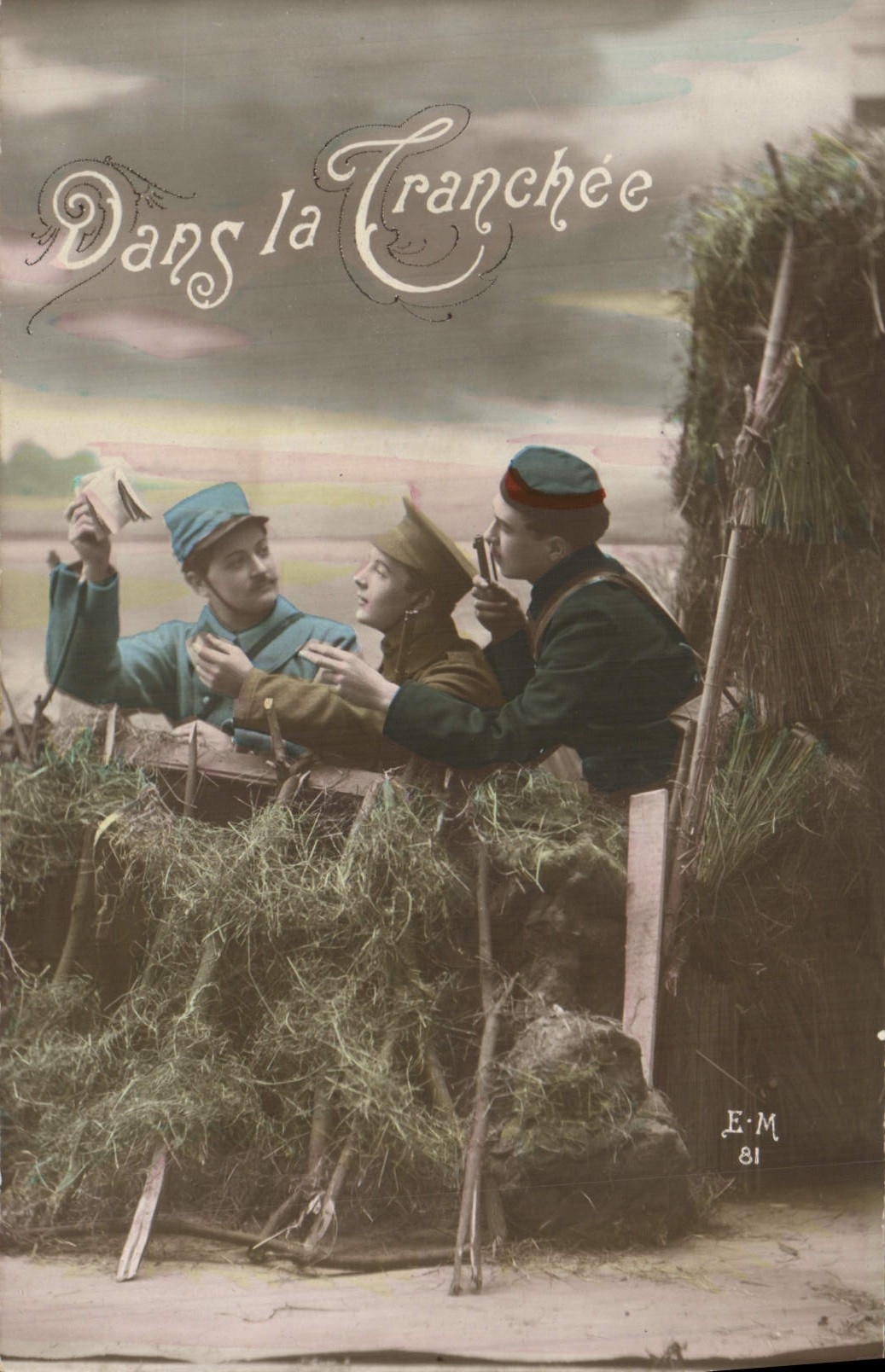 CPA Dans la Tranchee Soldat Militaria