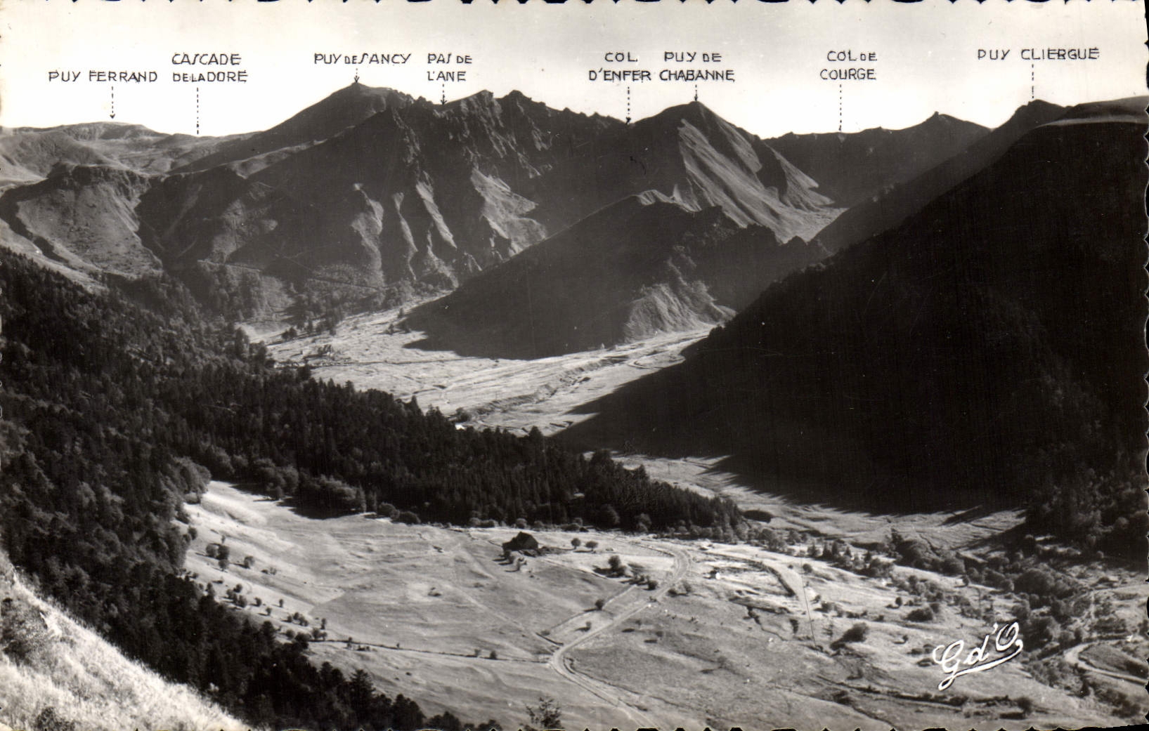CPM L'Auvergne Vallee du Sancy en amont du Mont Dore et les gorges d'enfer Panorama pris du plateau de Durbize