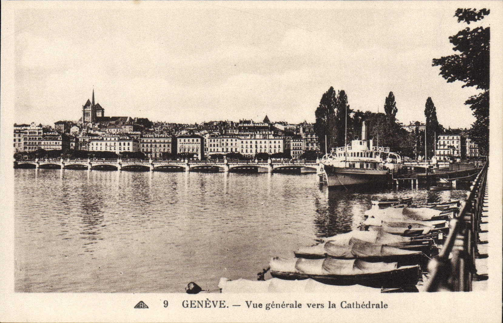 CPA Geneve Vue Generale Vers la Cathedrale Bateaux