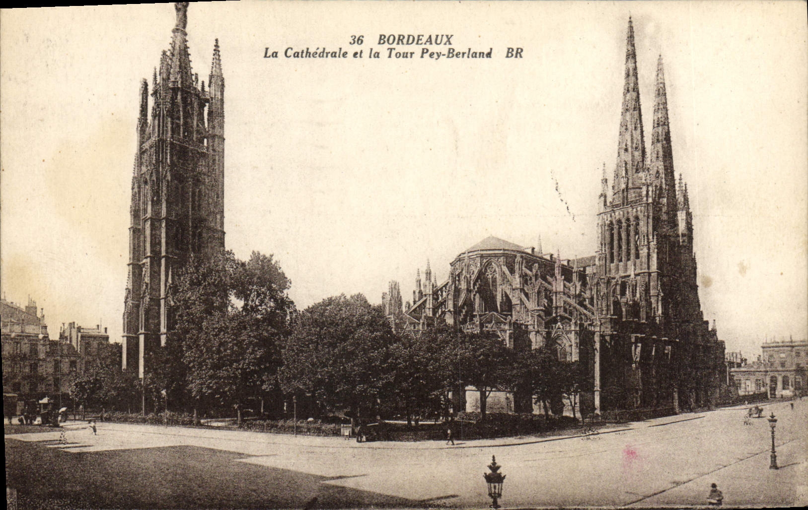 CPA Bordeaux La Cathedrale et la Tour Pey Berland
