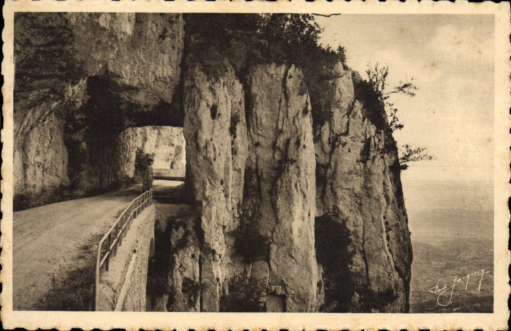 VINTAGE POSTCARD Tourist Drome great narrow parts
