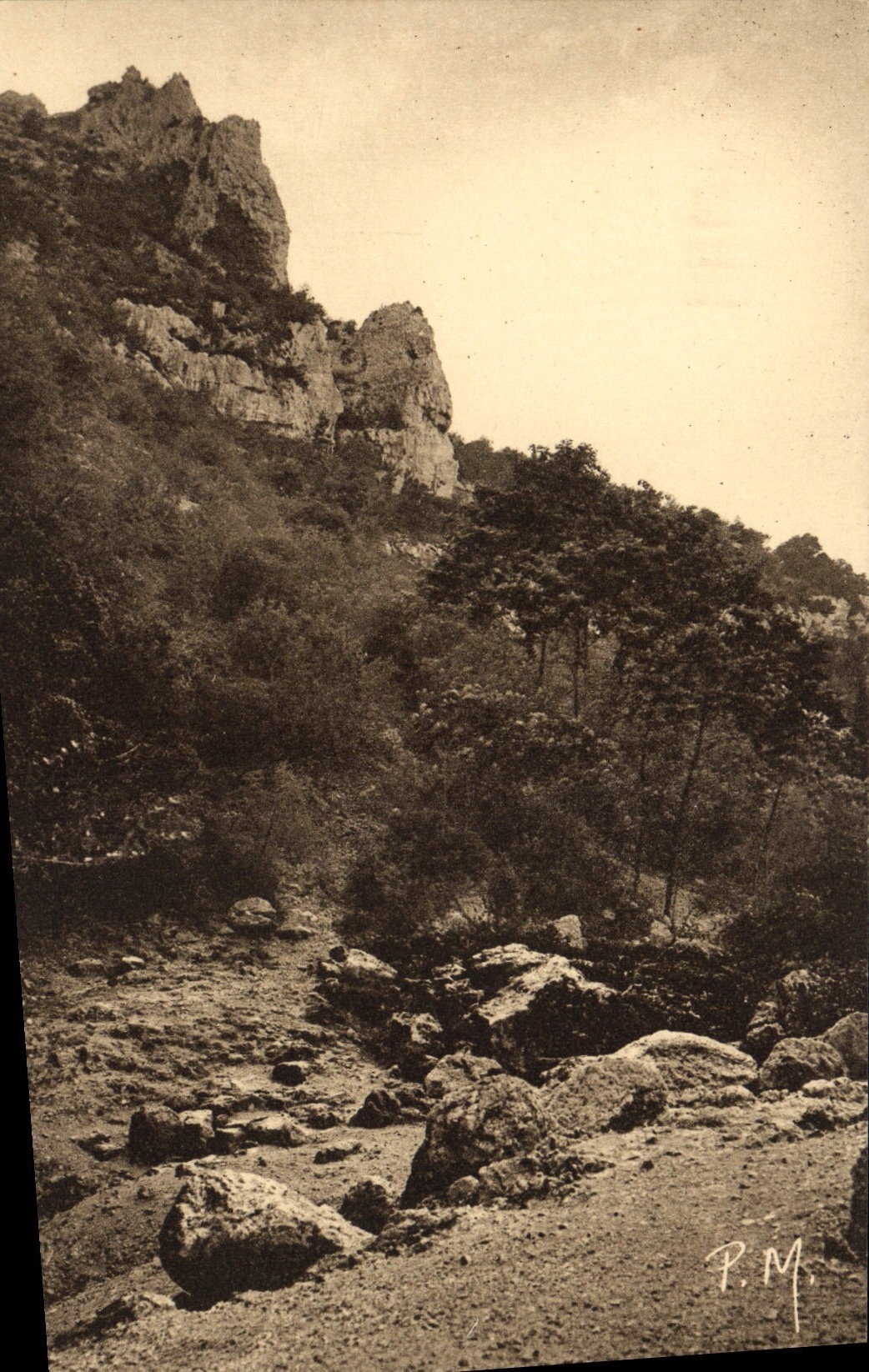CPA Fontaine De Vaucluse Les Rochers Et Le pain De Sucre