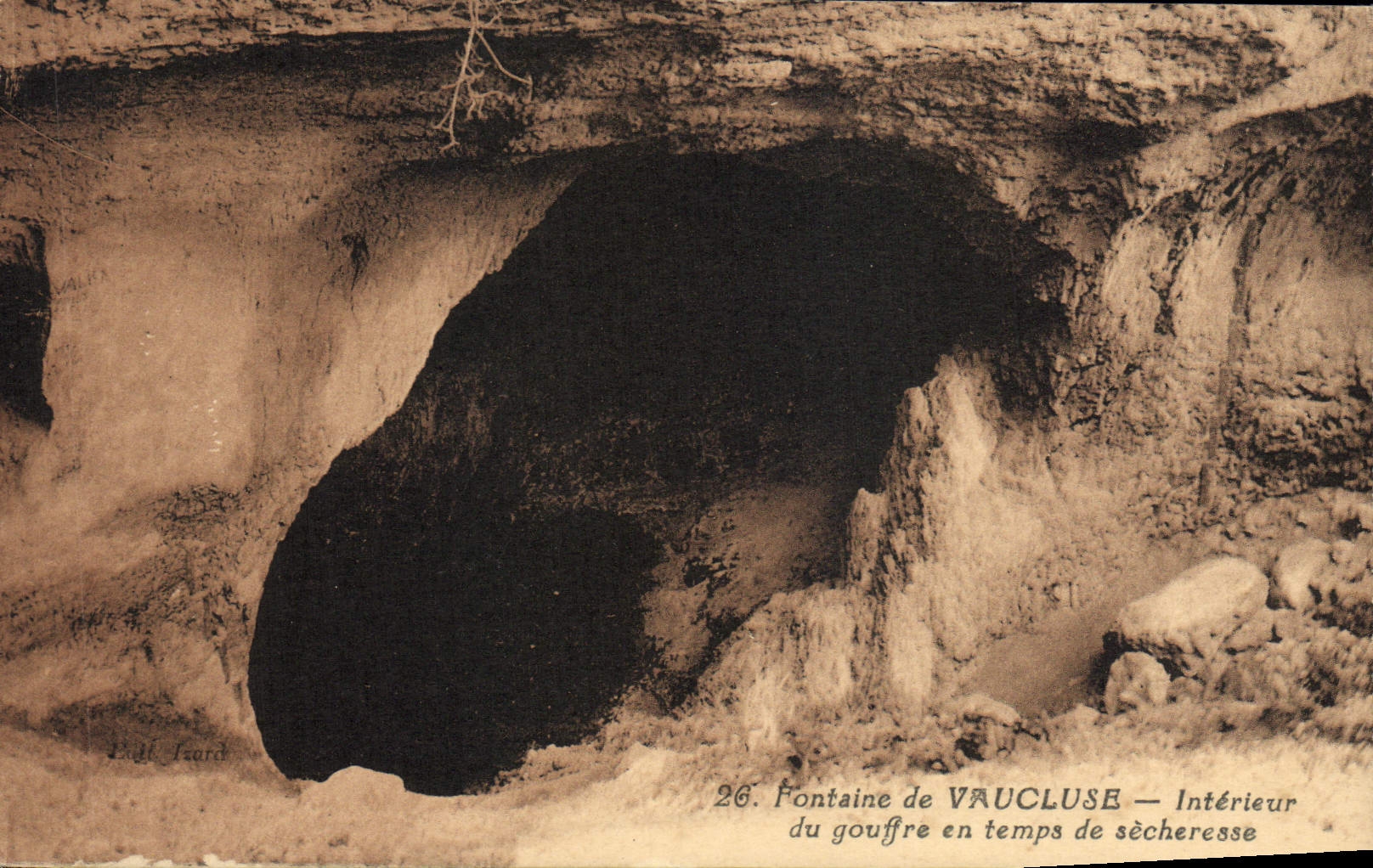 VINTAGE POSTCARD Fountain Of Vaucluse Interior of the pit in times of dryness