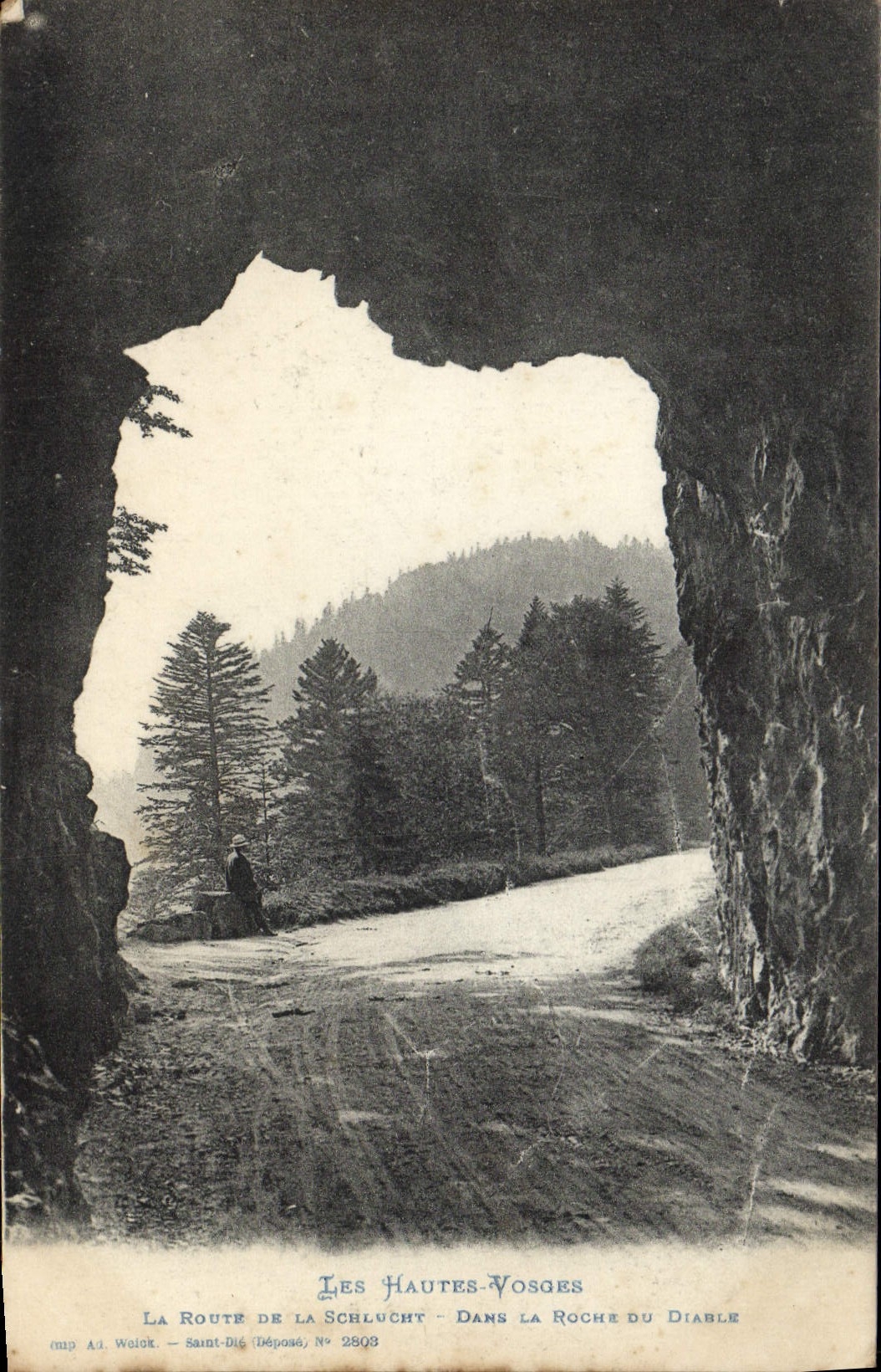 CPA Les Haures Vosges La route de la Schlucht Dans la roche du diable