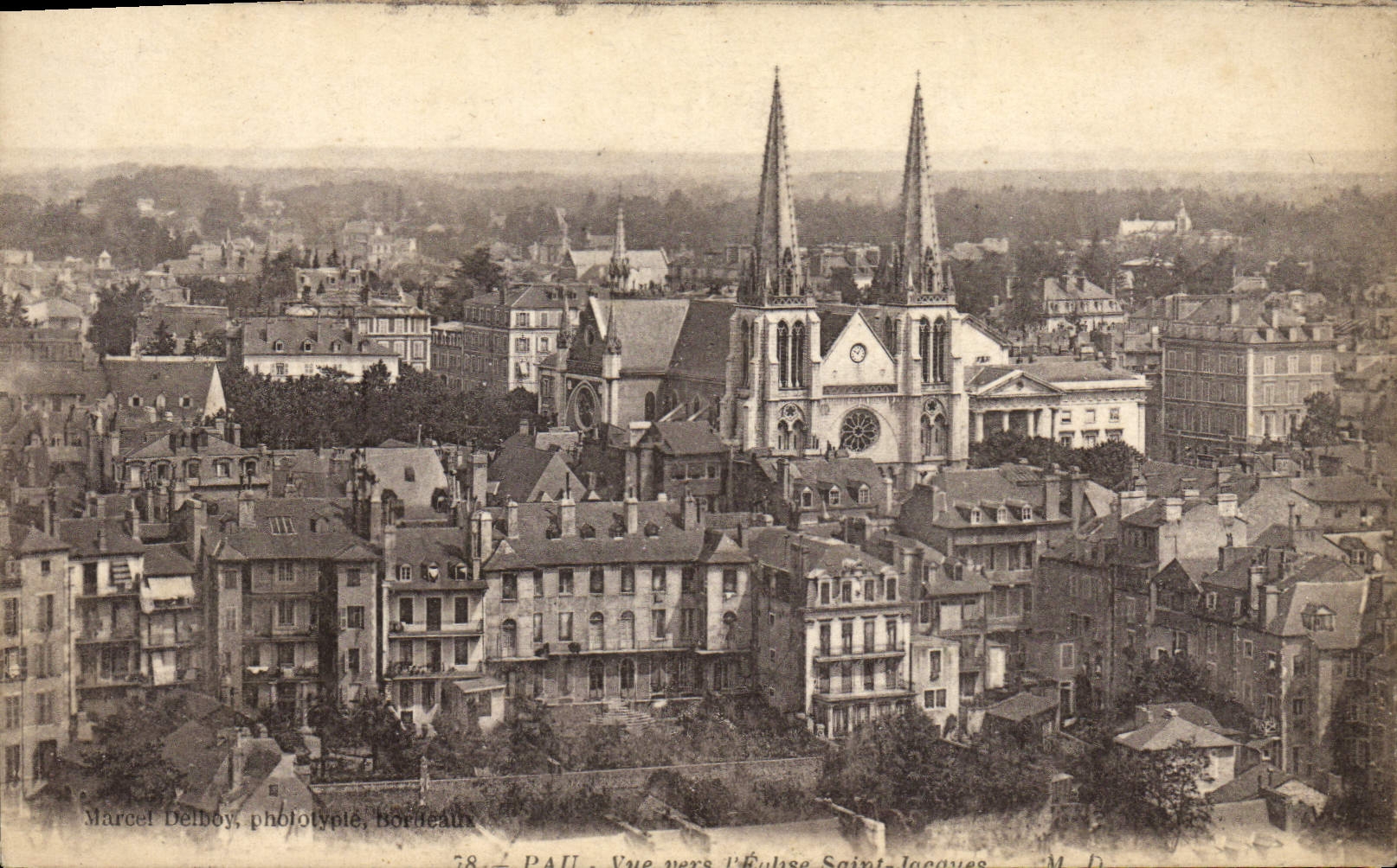 POSTAL Pau de la VENDIMIA vista hacia la iglesia Sainte Catherine
