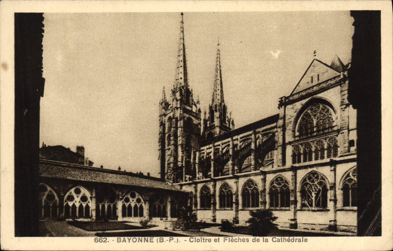 CPA Bayonne Cloitre Et Fleches De La Cathedrale