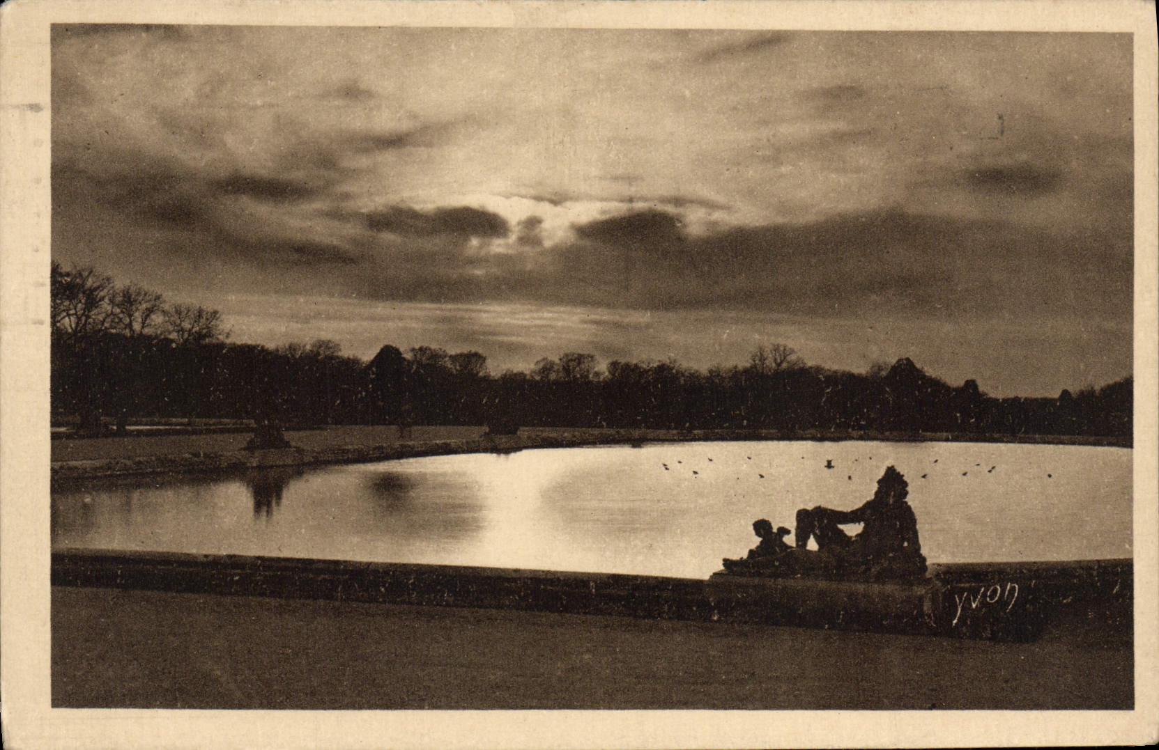 VINTAGE POSTCARD Versailles Floor of water on the terrace of the palate