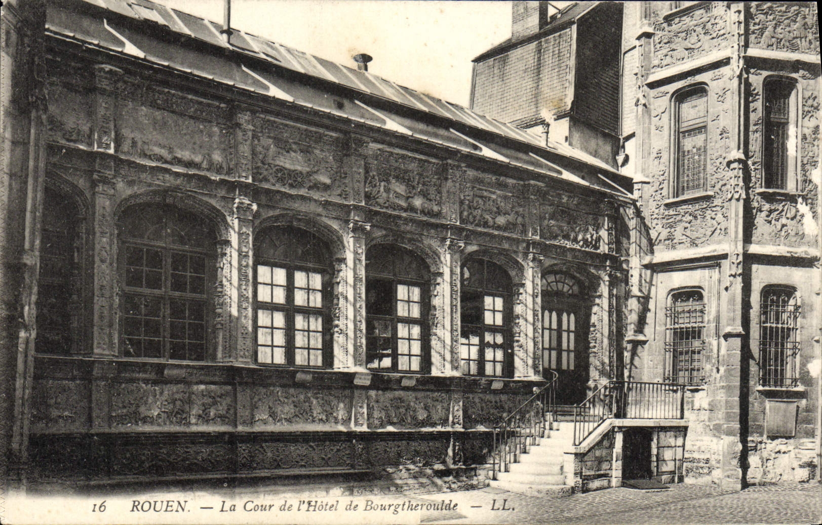 VINTAGE POSTCARD Rouen the Court De I' Hotel De Bourgtherouide