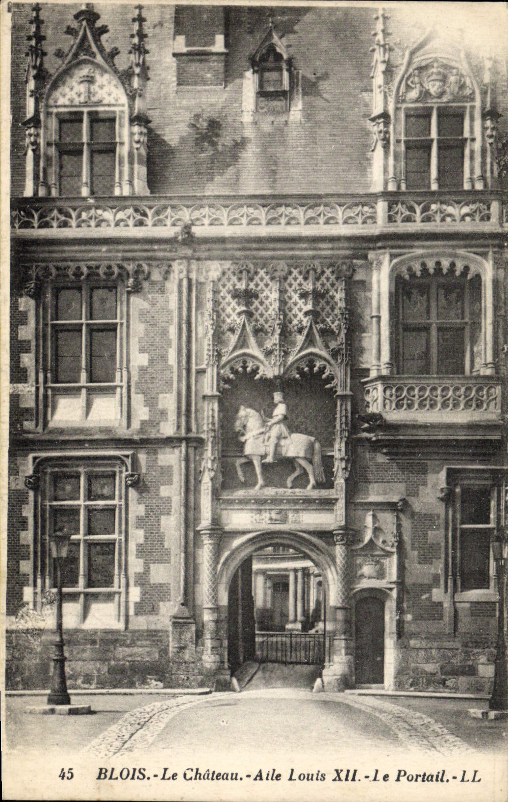 CPA Blois Le Chateau Aile Louis XII Le portail