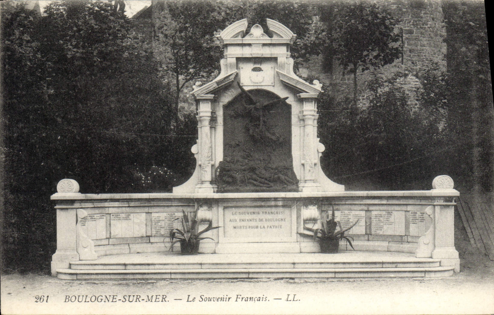 VINTAGE POSTCARD Boulogne On Sea the French Souvenir