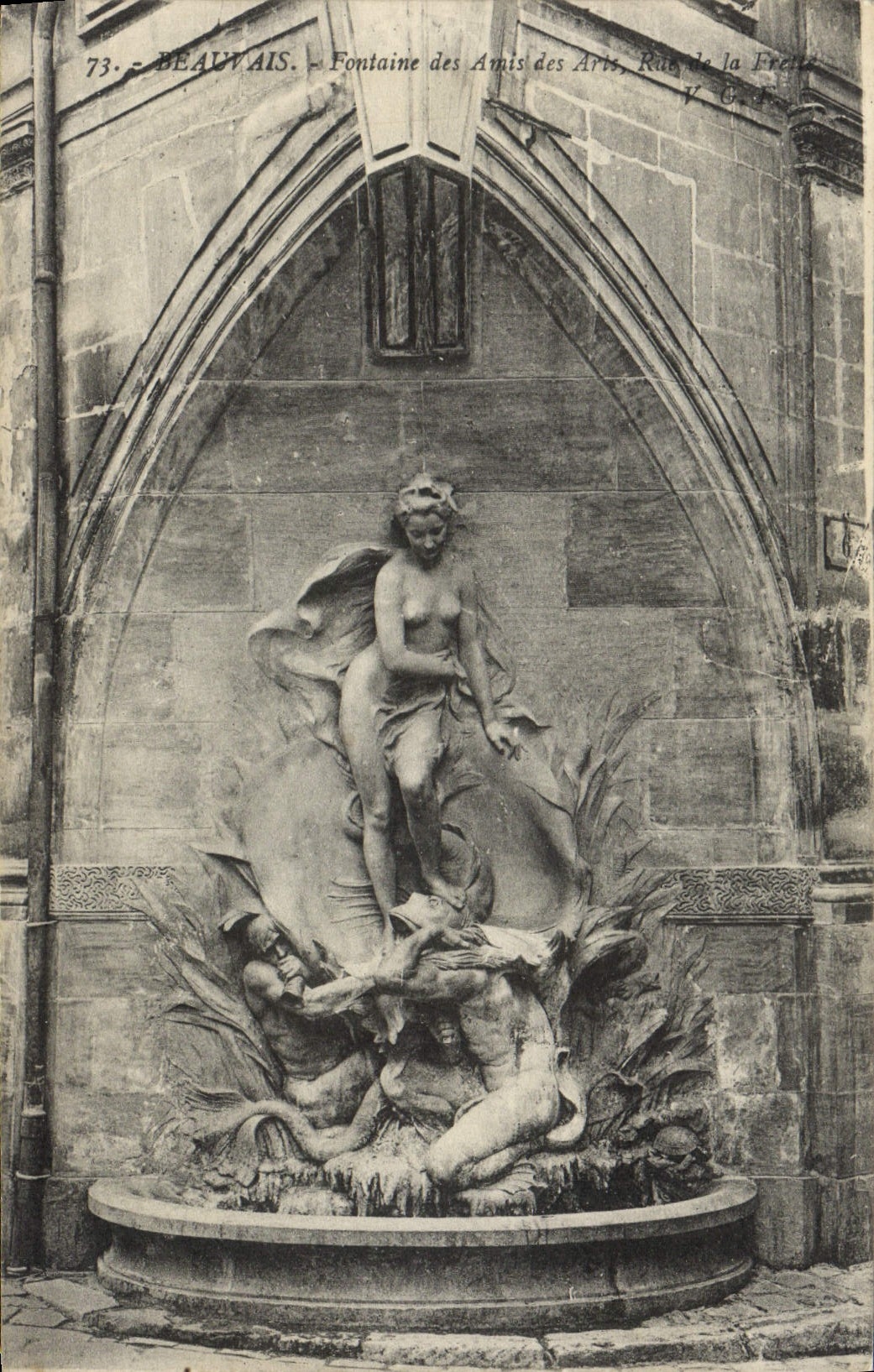 CPA Beauvais La fontaine des amis des arts Rue de la Frette